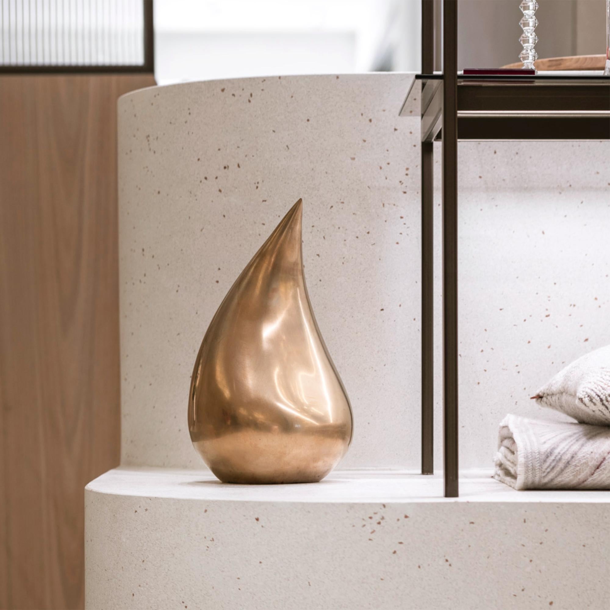 Scultura Goccia di bronzo tutto in solido
bronzo, con finitura in bronzo lucido.