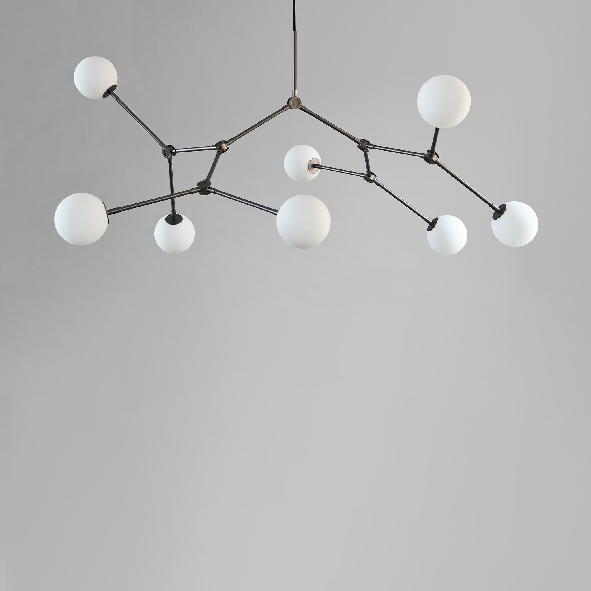 Drop chandelier Bulp by 101 Copenhagen
Designed by Kristian Sofus Hansen & Tommy Hyldahl.
Dimensions: L 155 x W 91 x H 21 cm
Cable 1. from 15 to 85 cm / Cable 2. 90 cm
Materials: metal: plated metal / grey
Opal glass / white
Cable: abric covered