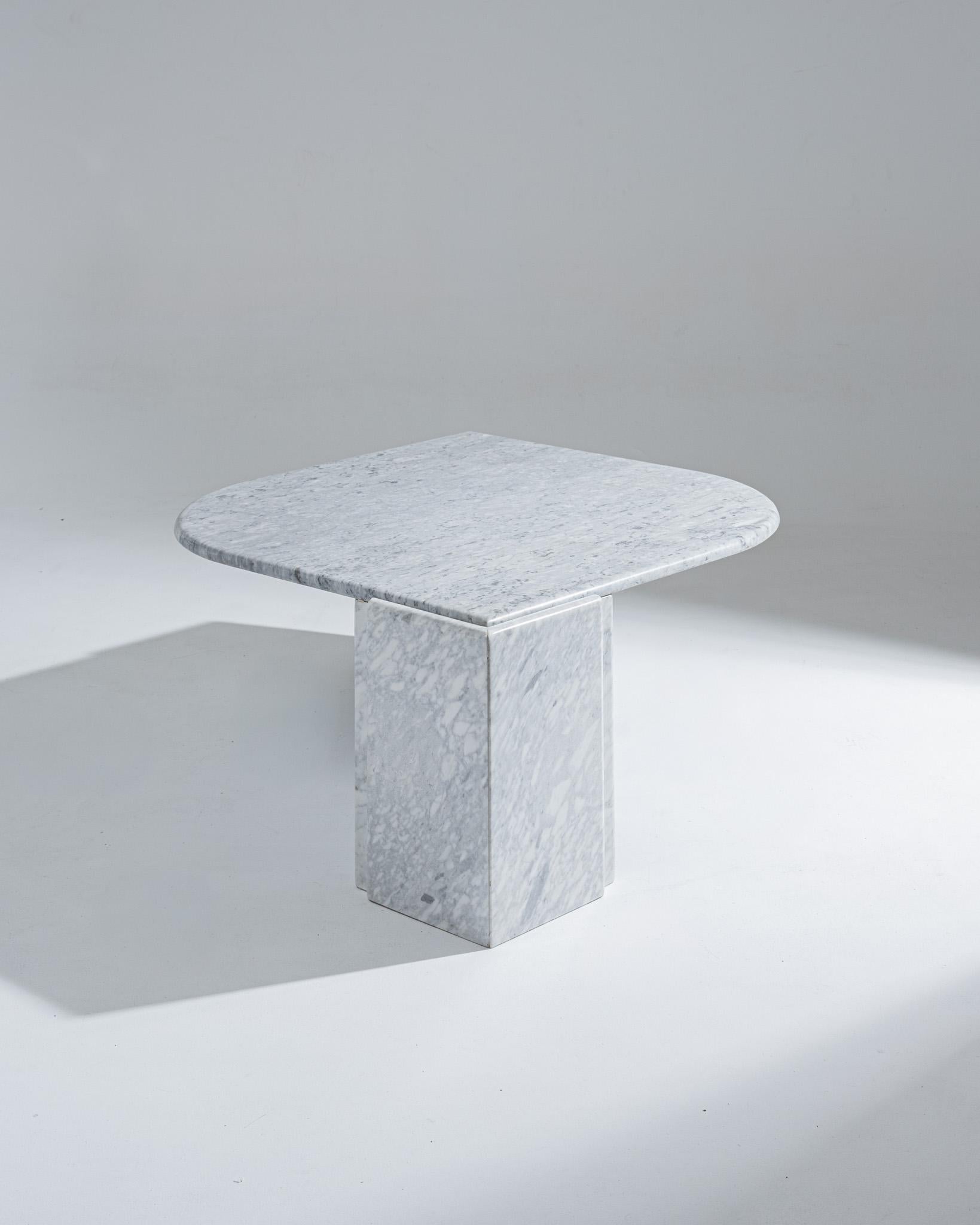 Tavolino in marmo grigio con piano a goccia rimovibile, appoggiato su una base ad angolo retto. Buone condizioni. DV4614.