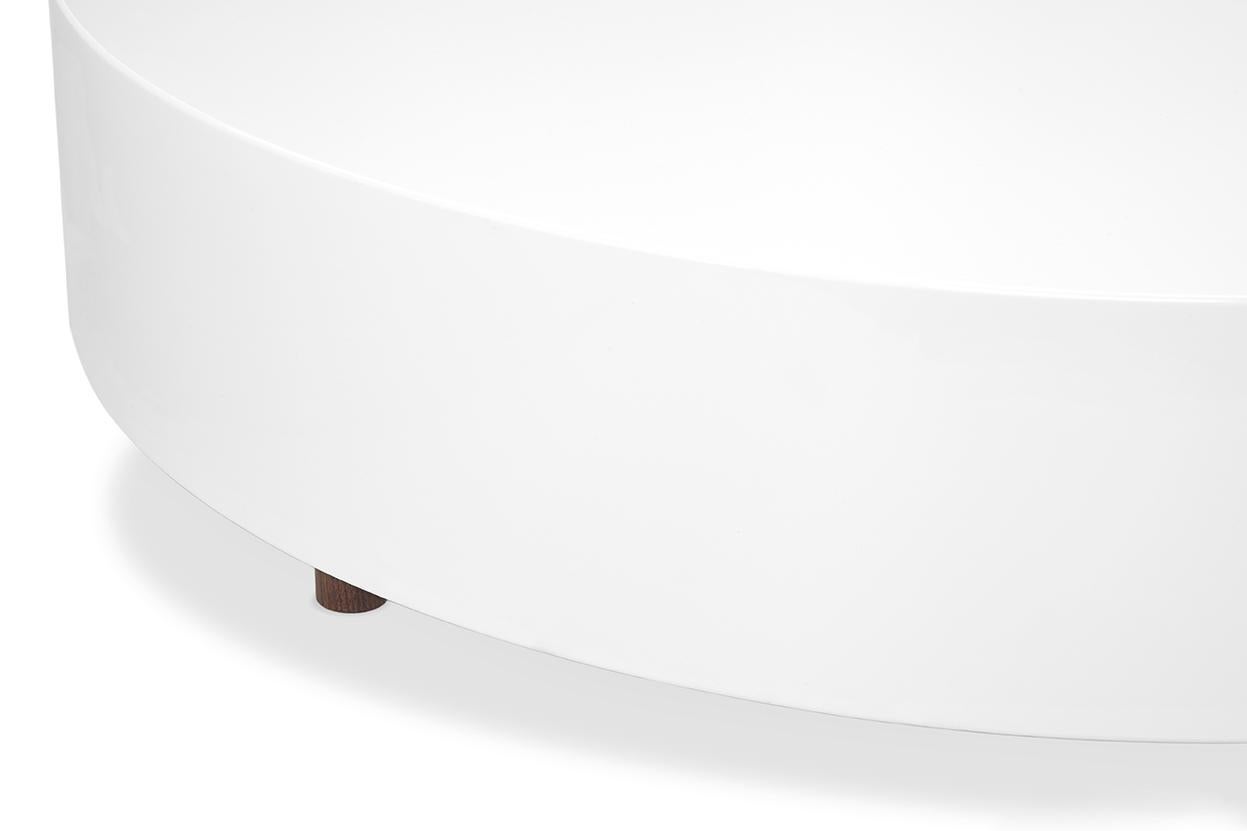 La table basse drop accentue votre design avec une forme épurée et ludique. Conservez le blanc traditionnel ou pimentez-le d'une touche de laque colorée pour attirer l'attention et équilibrer l'espace.