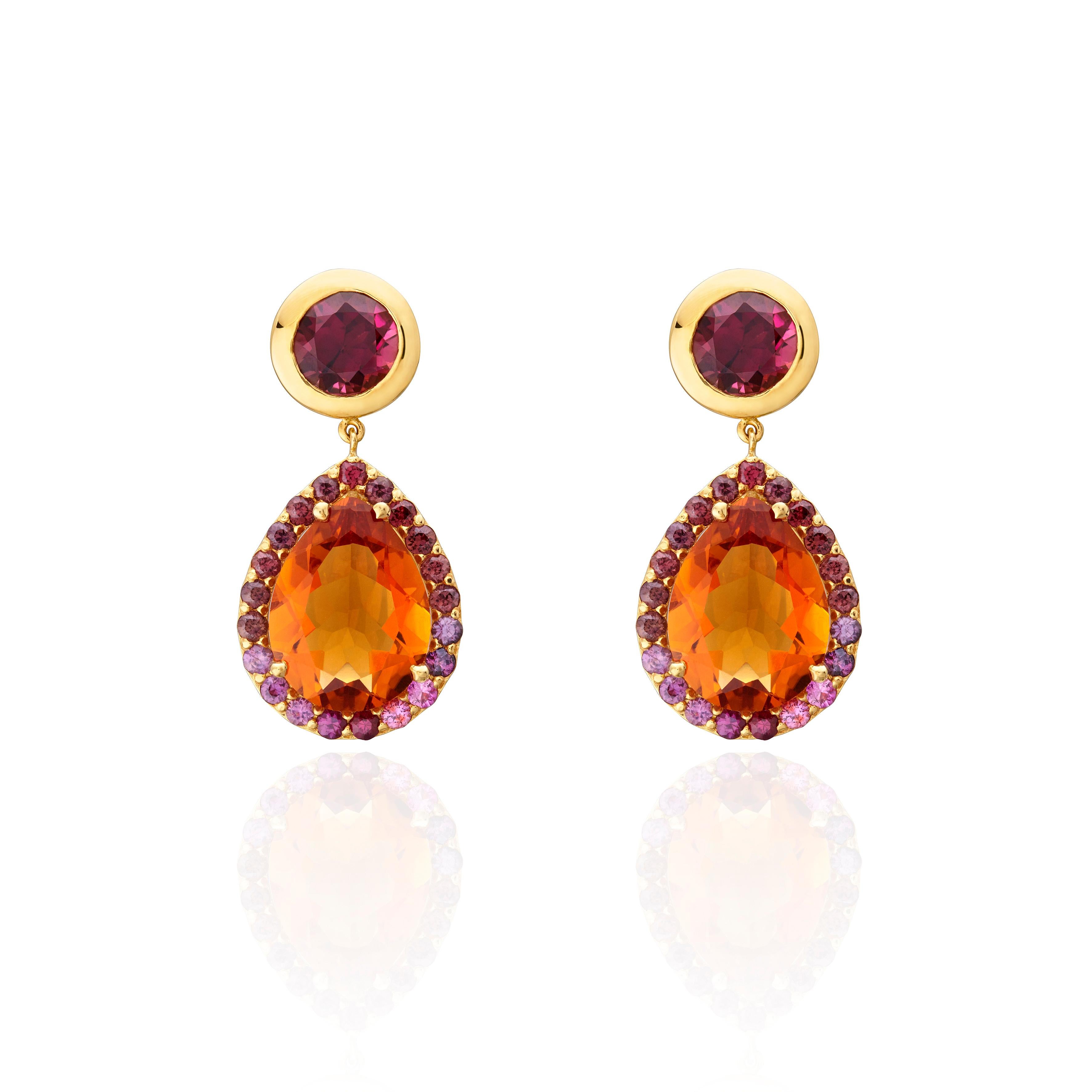 Boucles d'oreilles goutte d'eau avec fermeture à l'arrière, en or jaune 18 carats, avec des pierres précieuses colorées : Citrine, Rhodolite et Saphirs roses, pour un résultat rougeâtre chaud très agréable et inhabituel. Un morceau comme une goutte