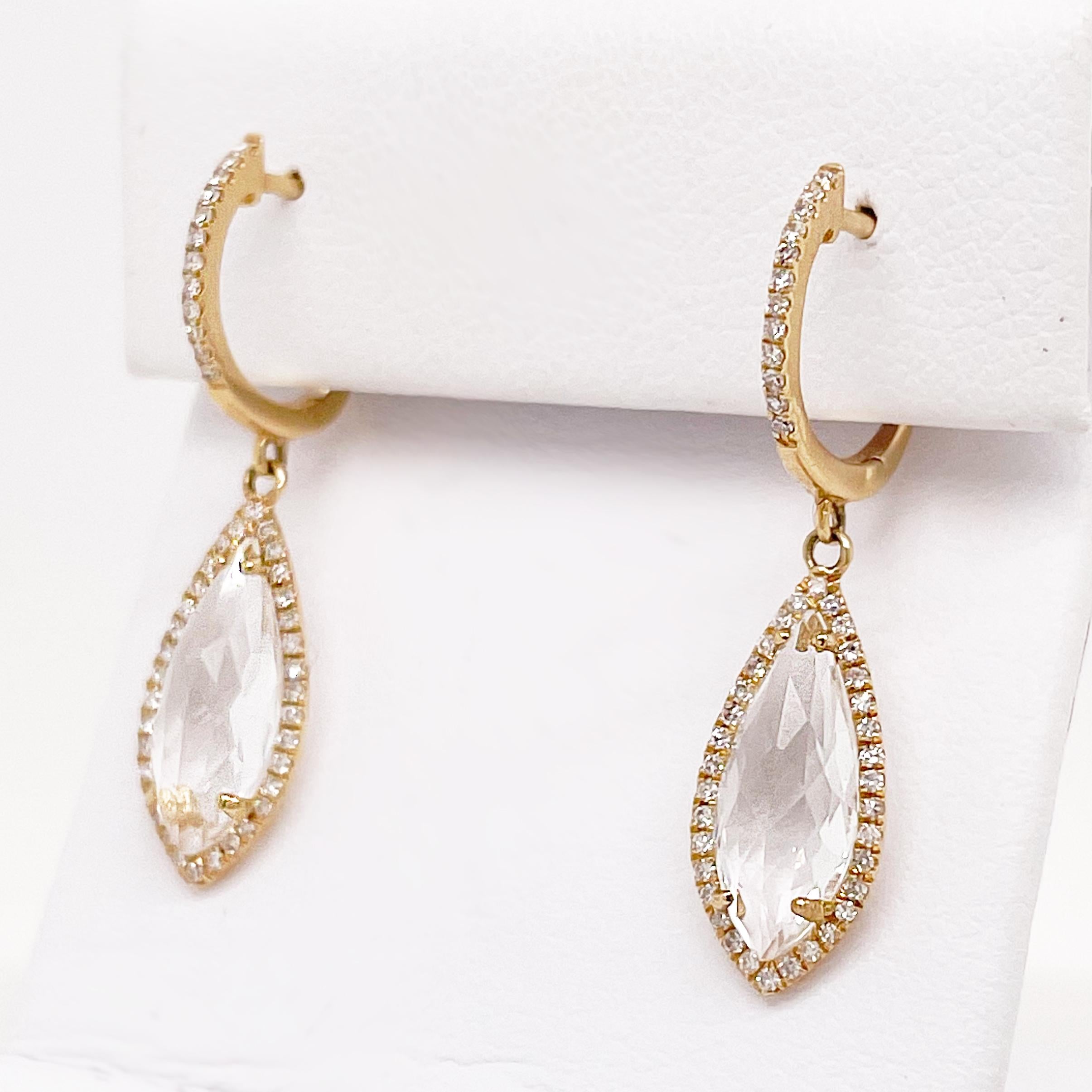 Ces boucles d'oreilles en or jaune 14 carats conviennent à toutes les tailles ! L'arceau en diamant du haut part du poteau. Les diamants sont tous de taille normale et comportent 58 facettes. La topaze blanche en forme de poire est entourée de