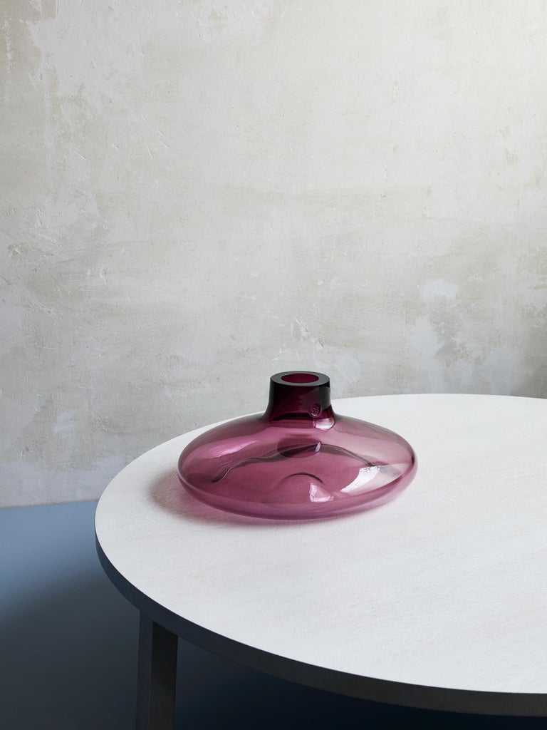 DROP is reminiscent of Jupiter‘s ring. It was designed with the double functionality of being a vase and a fruit bowl. In use, the majestic and artistic form is enhanced by the inserted flowers or fruit. The crater-like indentations give the blown