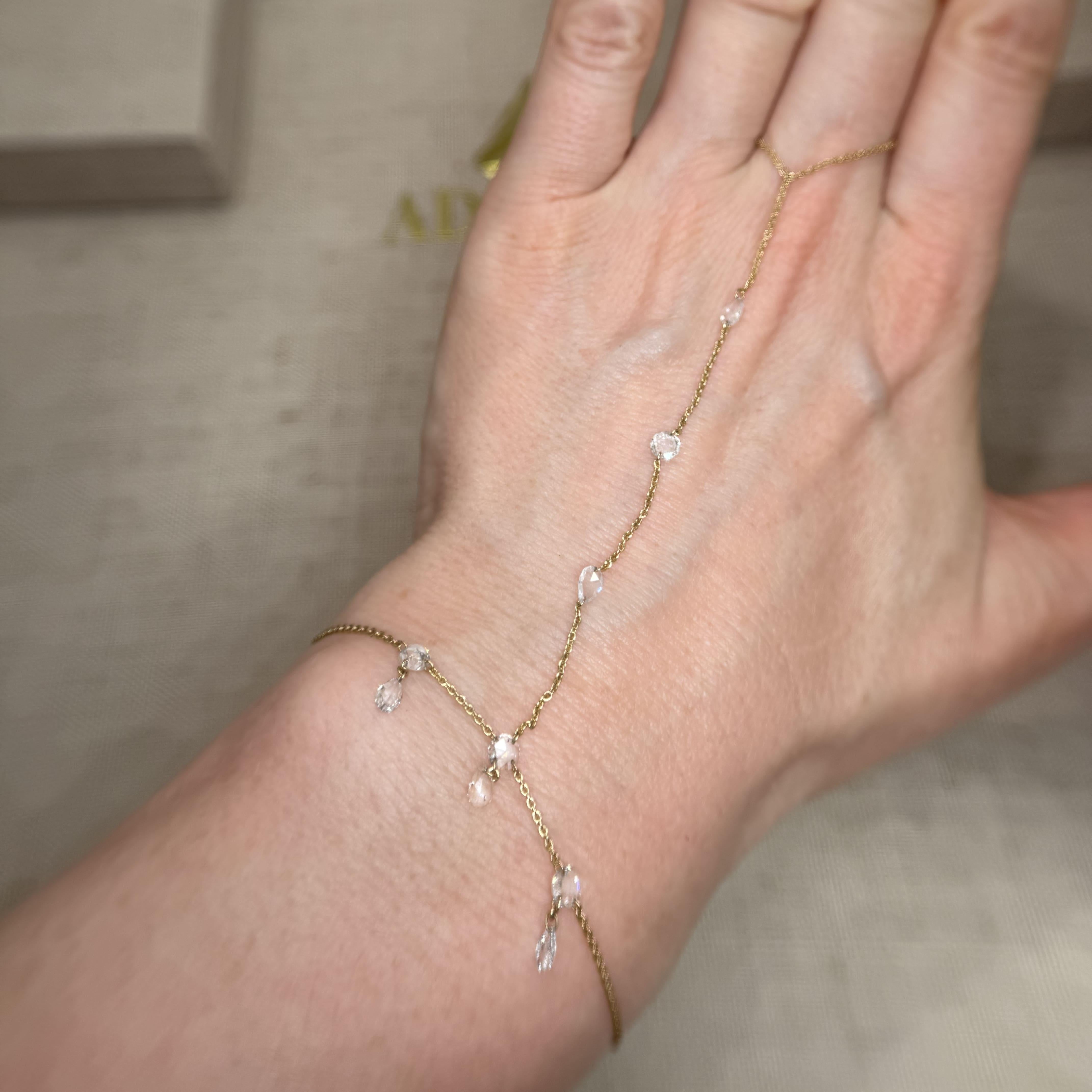 Élevez votre style avec ce bracelet en chaîne à main avec goutte de diamant, conçu pour se draper joliment du doigt au poignet. Serti dans votre choix d'or jaune 14K ou 18K, ce délicat harnais présente une cascade d'accents de diamants taille poire