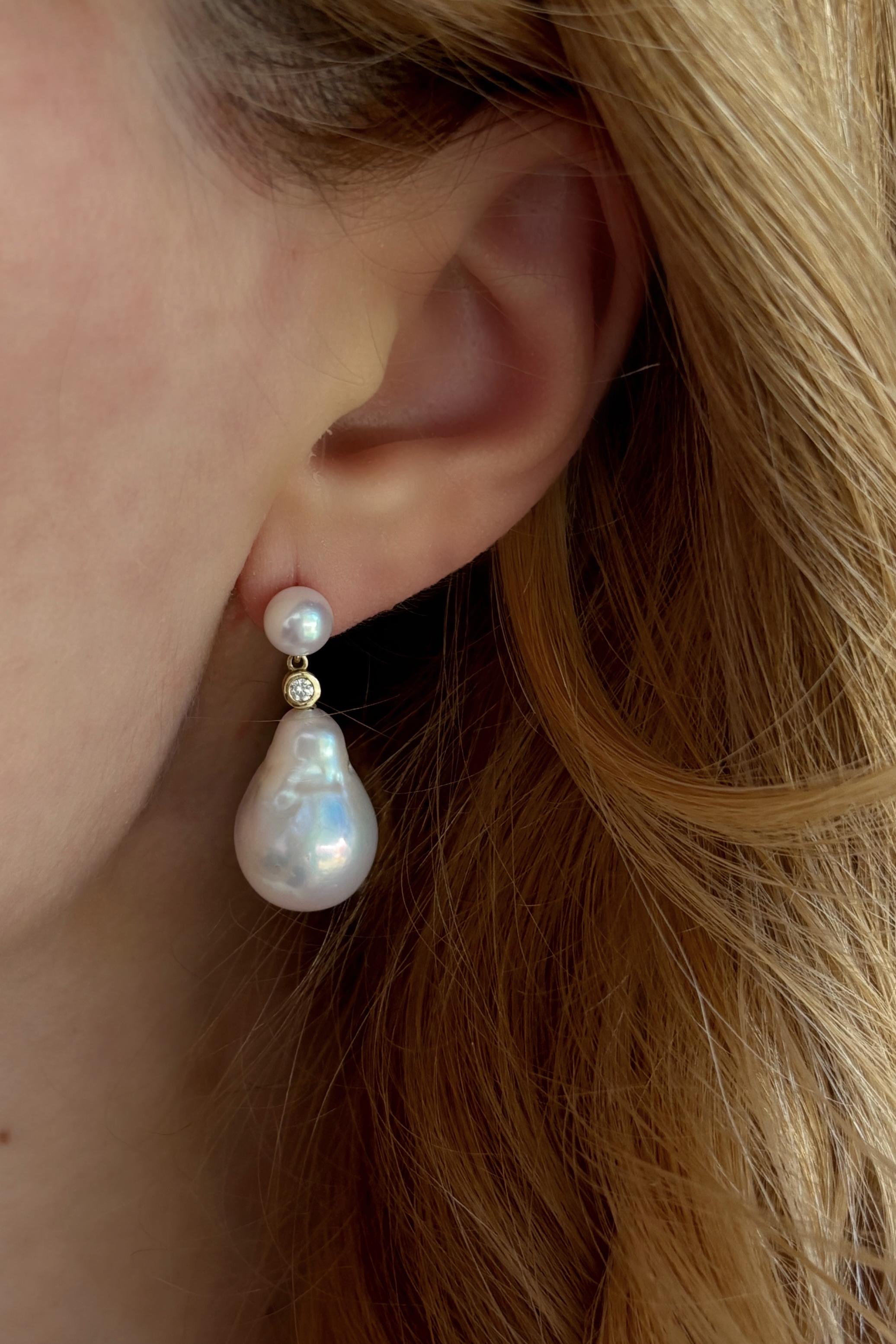 Boucles d'oreilles perles à double chute de diamants avec 0.10ctw, or 18K, par Michelle Massoura en vente 1