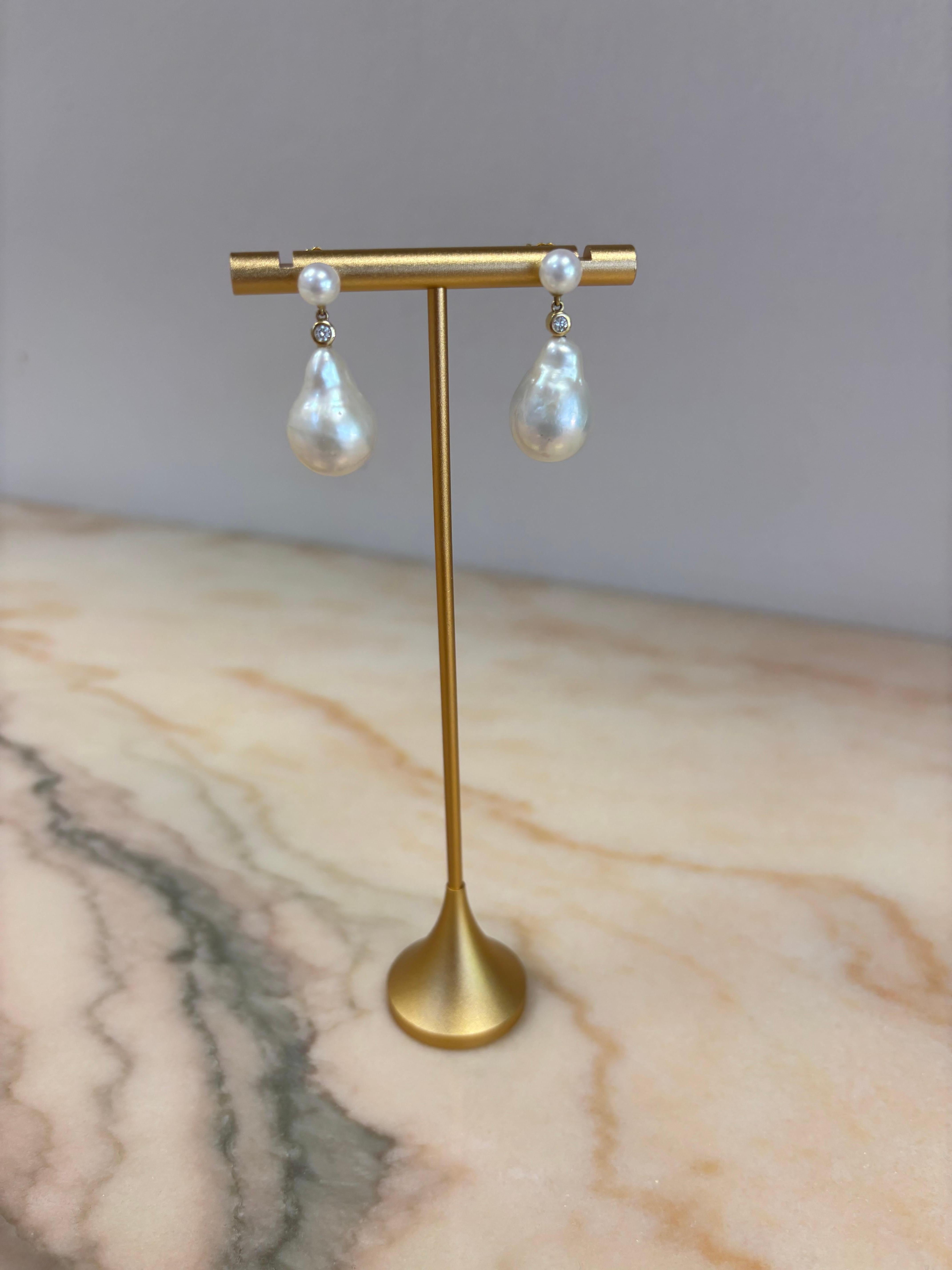Boucles d'oreilles perles à double chute de diamants avec 0.10ctw, or 18K, par Michelle Massoura en vente 2
