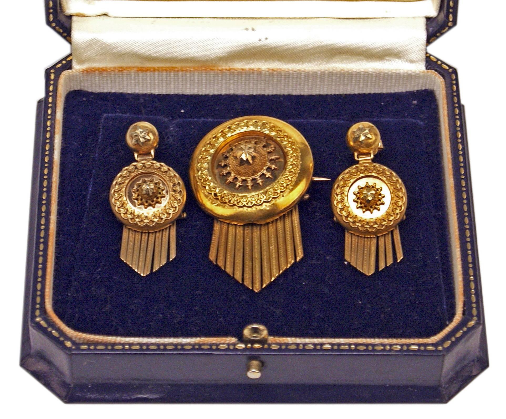 HIGH VICTORIAN (= VIENNESE HISTORICISM) GOLDEN JEWELRY SET:
PAIR OF EARDROPS AND BROOCH MADE OF GOLD 14ct.

ELEGANT BROOCH:
made of GOLD  (14 ct / 585), having round form, additionally decorated with small movable rods attached to area below -