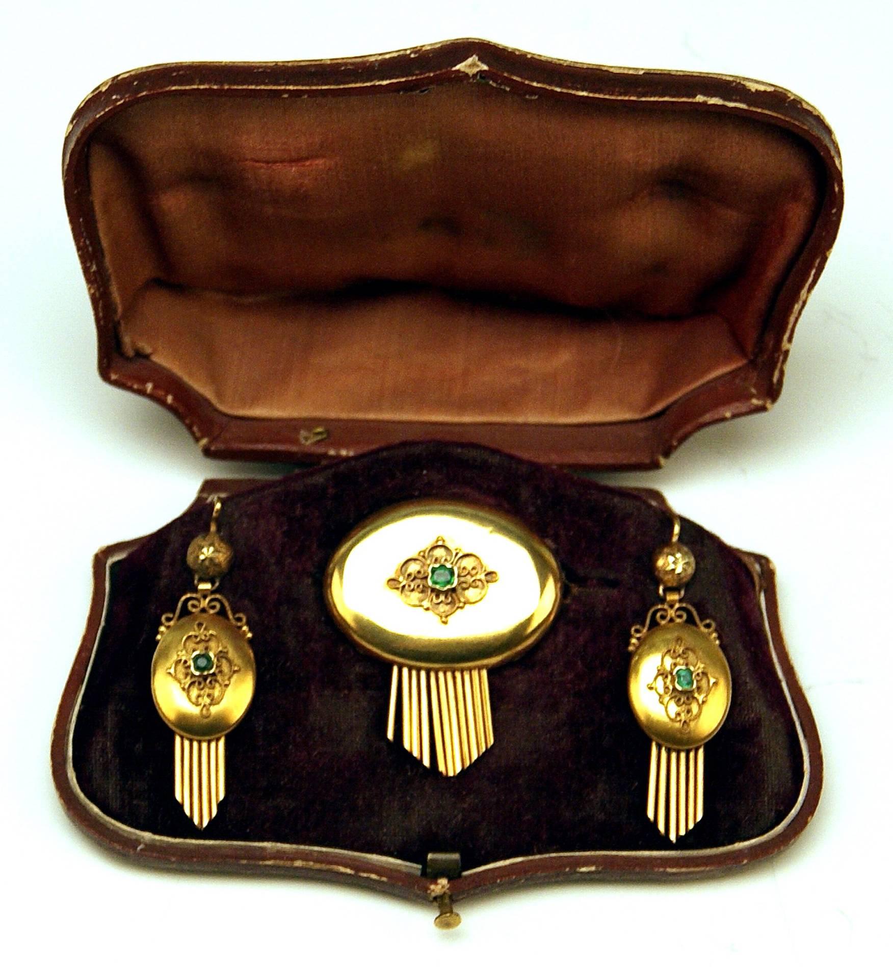 HIGH VICTORIAN (= VIENNESE HISTORICISM) GOLDEN JEWELRY SET:
PAIR OF EARDROPS AND BROOCH MADE OF GOLD 14ct, COVERED WITH SMALL EMERALDS.

ELEGANT BROOCH:
made of GOLD  (14 ct / 585), having longitudinal-oval form, additionally decorated with small