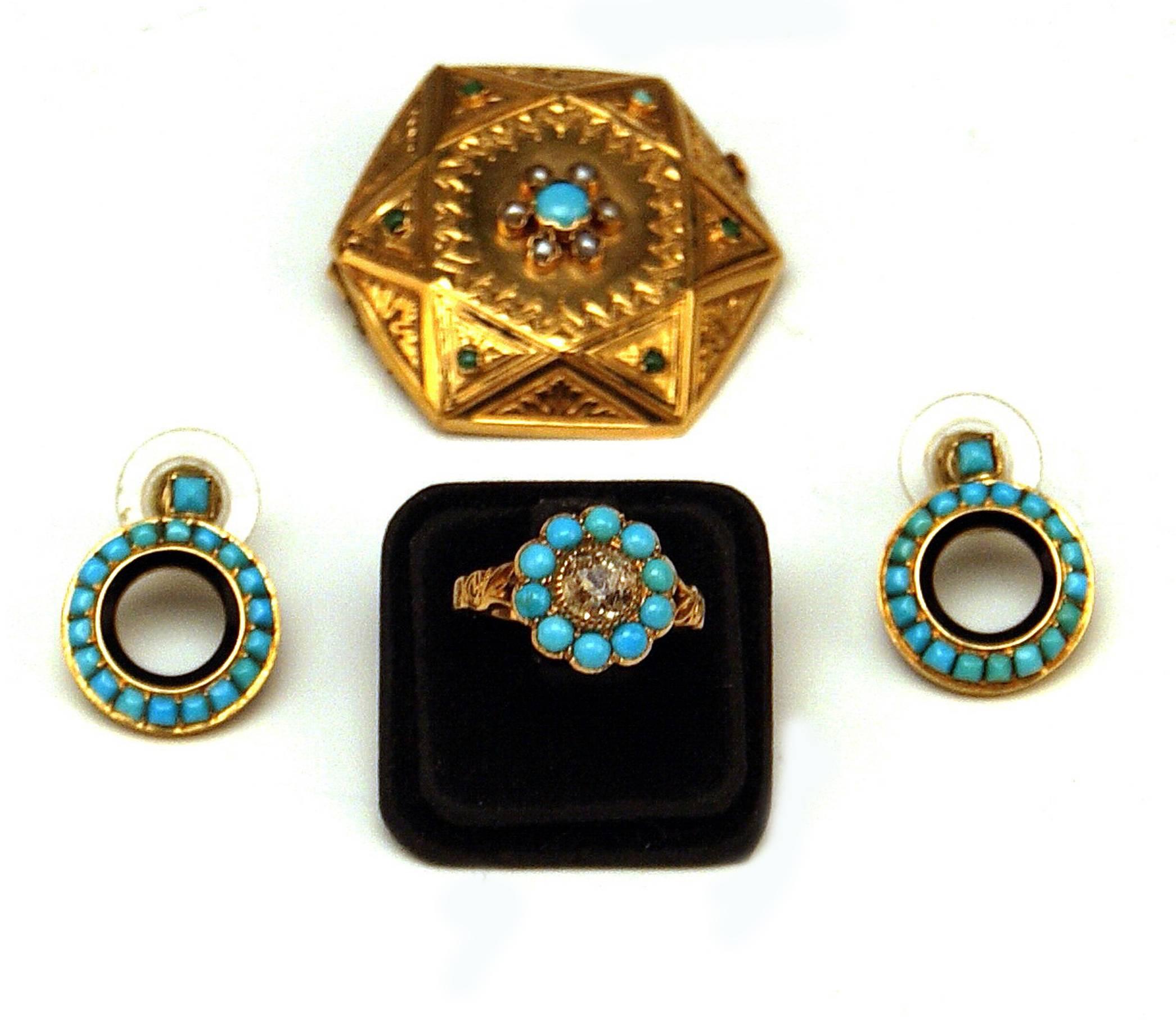 LATE VICTORIAN (= VIENNESE LATEST HISTORICISM) GOLDEN JEWELRY SET:
PAIR OF EARRINGS as well as RING and BROOCH MADE OF GOLD 14ct decorated with TURQUOISES, PEARLS and DIAMOND.

ELEGANT BROOCH:
made of GOLD  (14 ct / 585), having hexagonal form (=