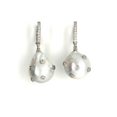 Boucles d'oreilles en goutte en or blanc 18 carats avec diamants blancs et perles des mers du Sud baroques