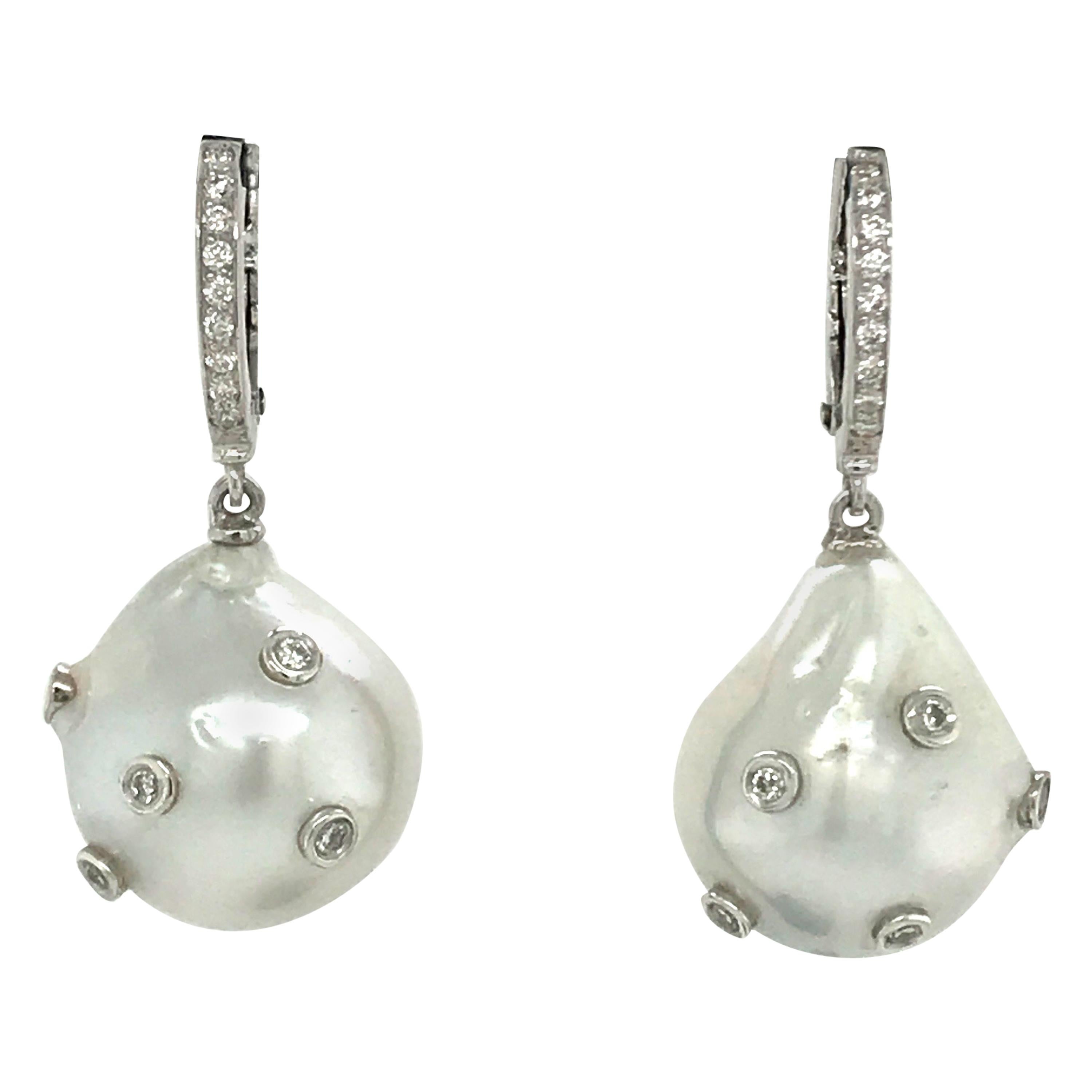 Boucles d'oreilles en goutte en or blanc 18 carats avec diamants blancs et perles des mers du Sud baroques  en vente