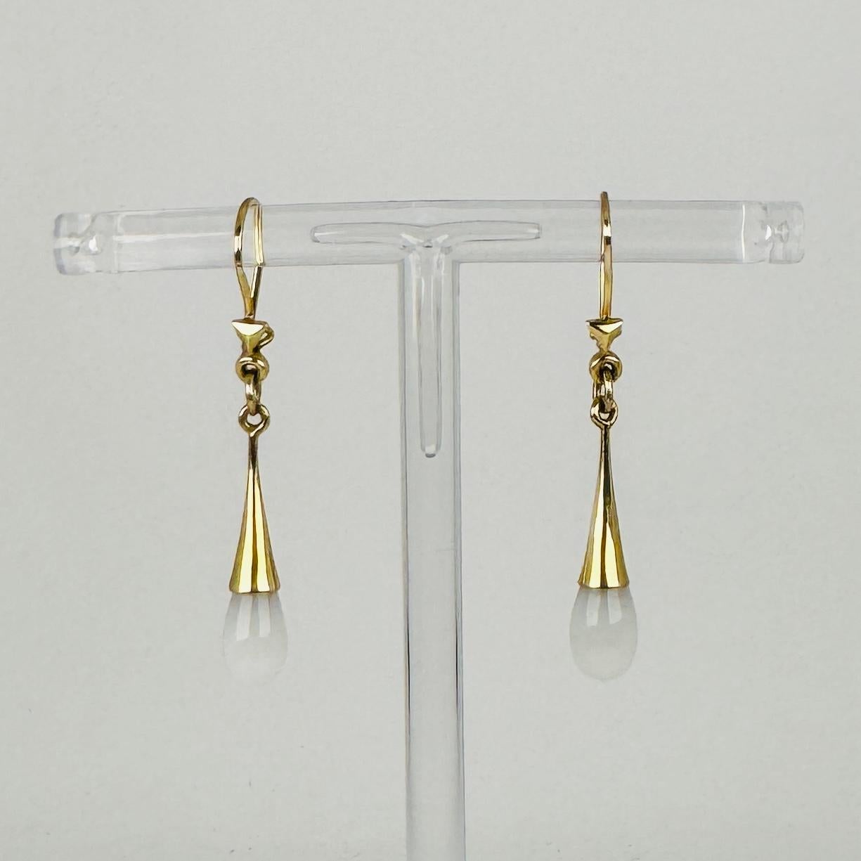 Eleva la tua collezione di gioielli con questi squisiti orecchini in oro giallo 14k, progettati per catturare una raffinatezza senza tempo. Ogni pezzo è caratterizzato da una delicata gemma di quarzo bianco dalla graziosa forma a goccia, che