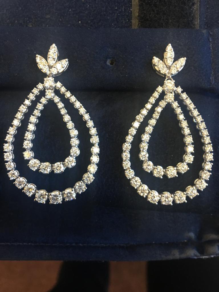 18K Oval shaped Earrings 8 Carats  In New Condition For Sale In Great Neck, NY