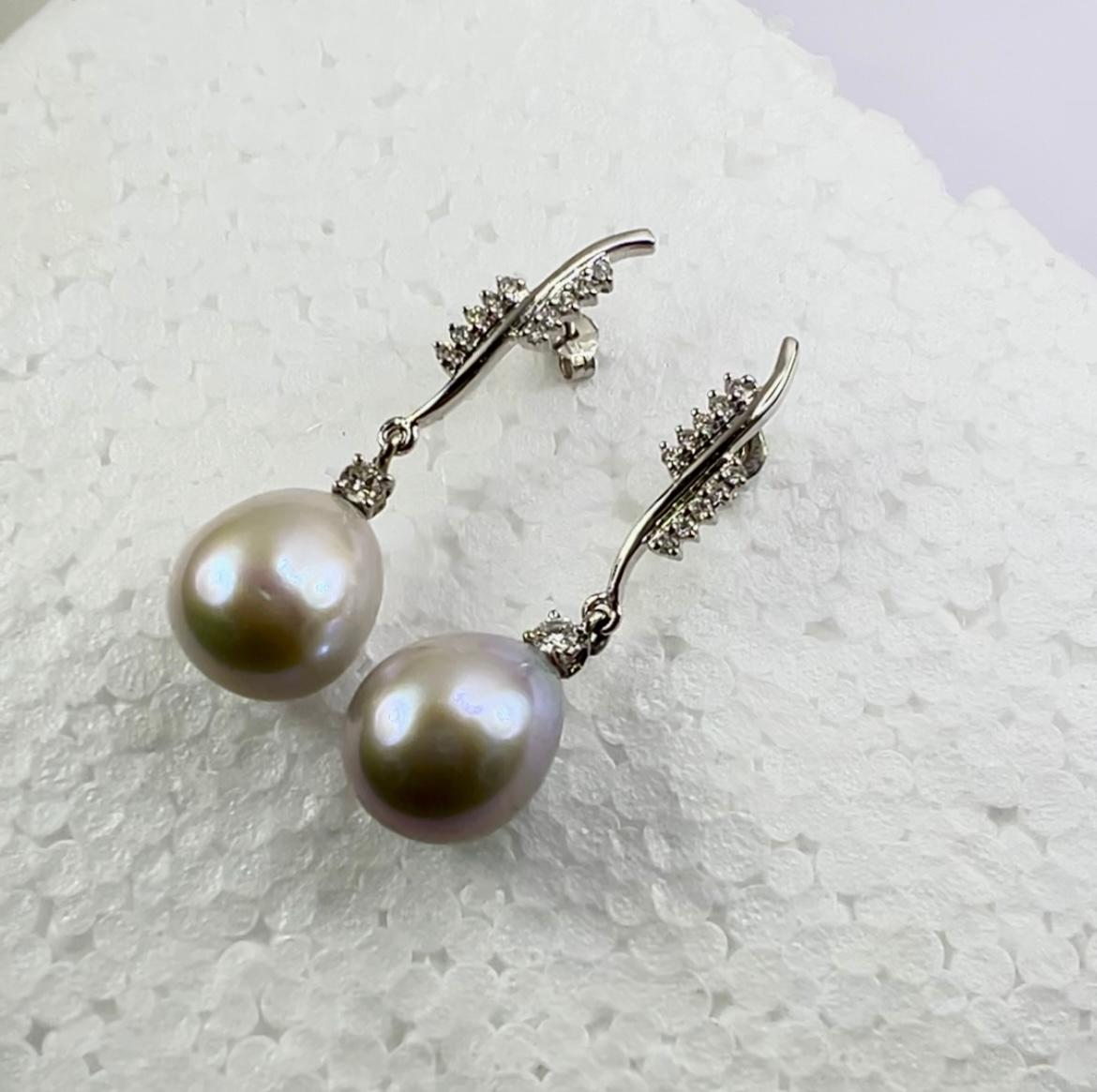 Orecchini pendenti con perla bianca coltivata in oro bianco 18 carati e pavé di diamanti in vendita 2