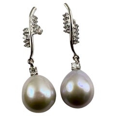 Orecchini pendenti con perla bianca coltivata in oro bianco 18 carati e pavé di diamanti