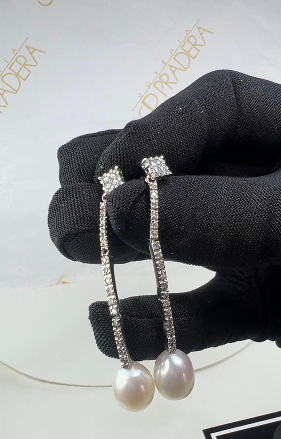 Orecchini a goccia con perla bianca coltivata in oro bianco 18 carati e 1,28 carati  Diamante Pave in vendita 1