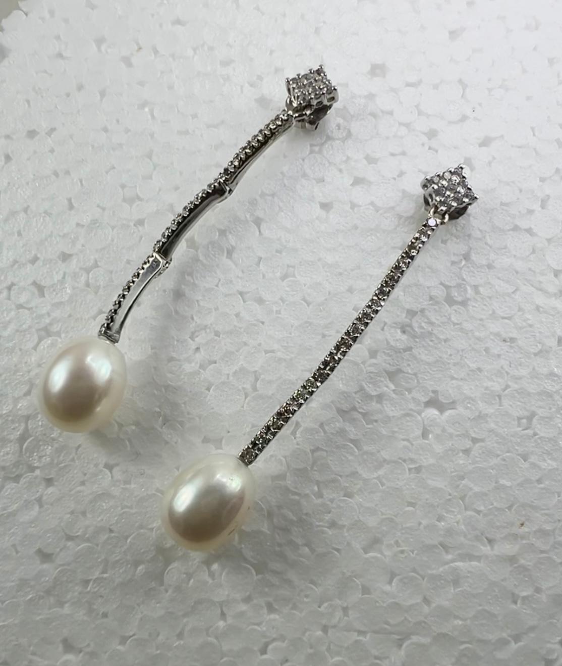 Contemporaneo Orecchini a goccia con perla bianca coltivata in oro bianco 18 carati e 1,28 carati  Diamante Pave in vendita