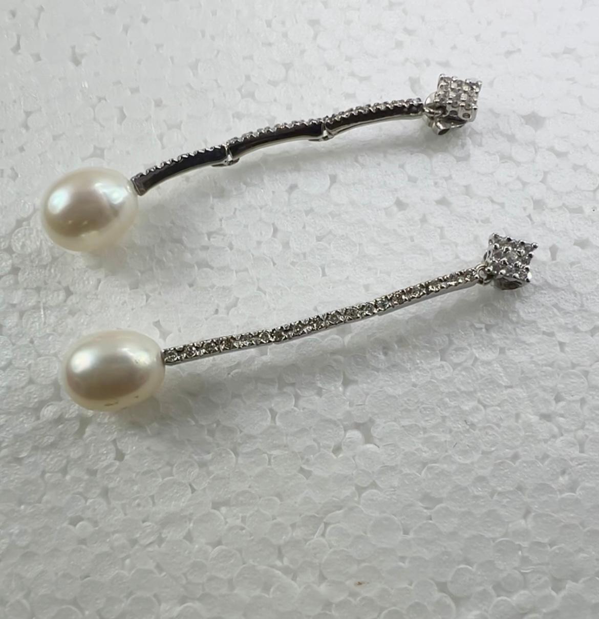 Orecchini a goccia con perla bianca coltivata in oro bianco 18 carati e 1,28 carati  Diamante Pave In condizioni Nuovo in vendita a Bilbao, ES