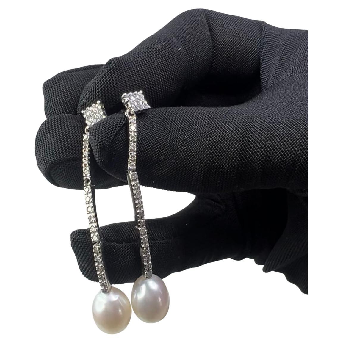 Donna Orecchini a goccia con perla bianca coltivata in oro bianco 18 carati e 1,28 carati  Diamante Pave in vendita