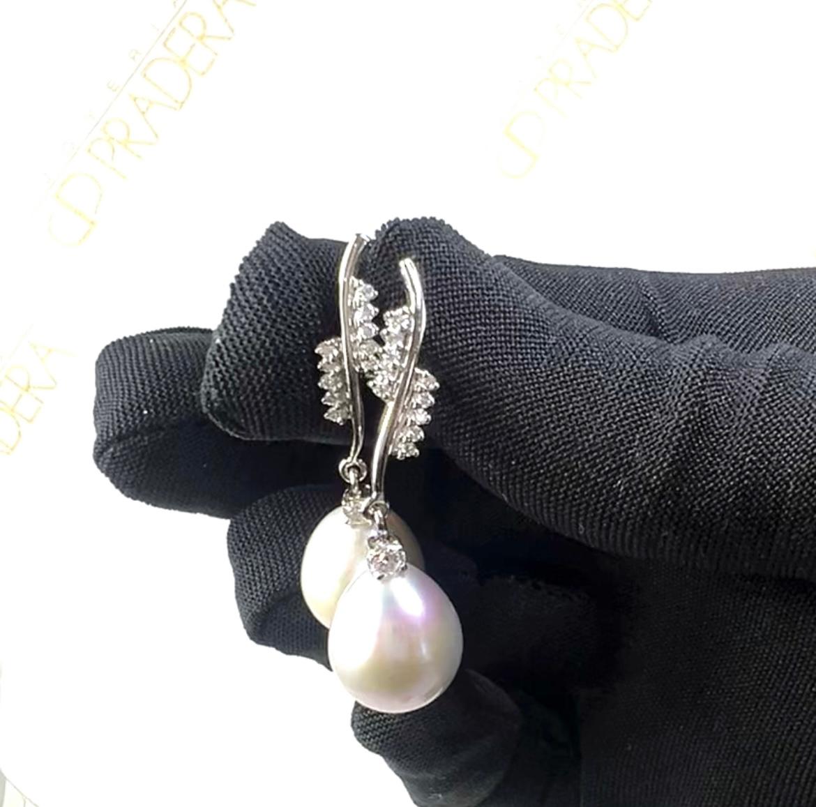 Orecchini pendenti con perla bianca coltivata in oro bianco 18 carati e pavé di diamanti In condizioni Nuovo in vendita a Bilbao, ES