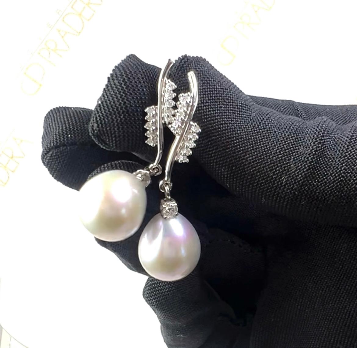 Donna Orecchini pendenti con perla bianca coltivata in oro bianco 18 carati e pavé di diamanti in vendita