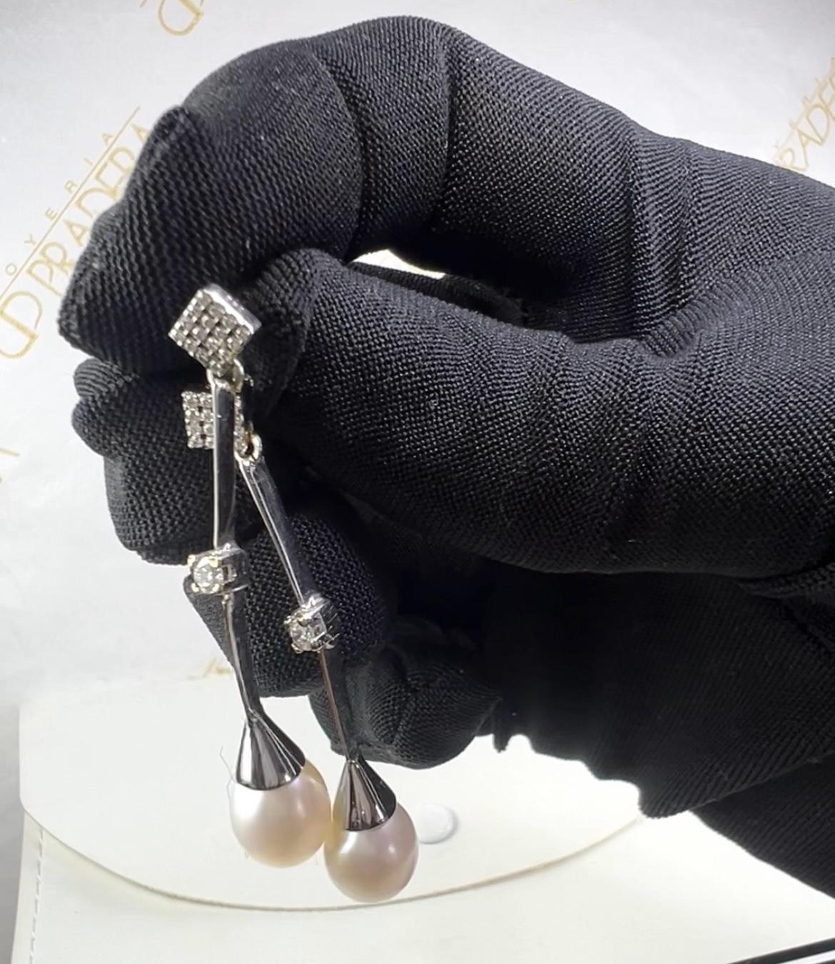 Contemporaneo Orecchini a goccia con perla bianca coltivata in oro bianco 18 carati e   Diamanti Pavé in vendita