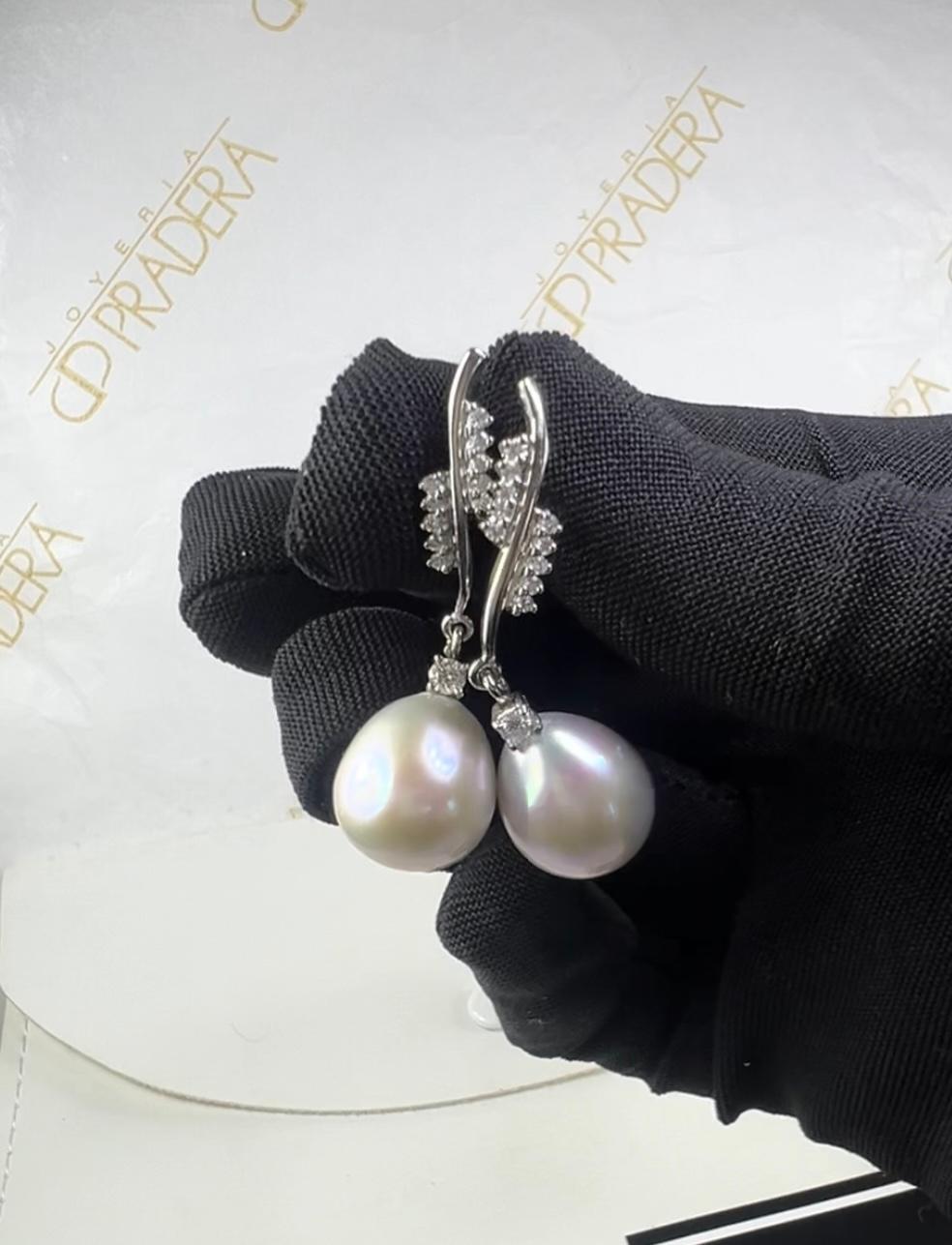 Taglio brillante Orecchini pendenti con perla bianca coltivata in oro bianco 18 carati e pavé di diamanti in vendita