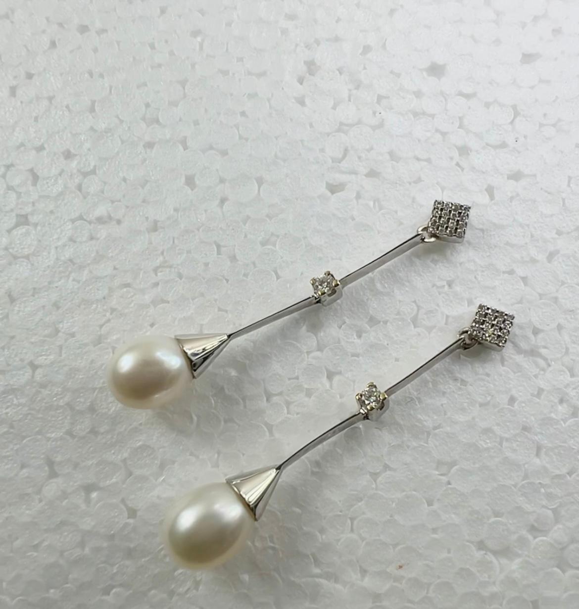 Donna Orecchini a goccia con perla bianca coltivata in oro bianco 18 carati e   Diamanti Pavé in vendita