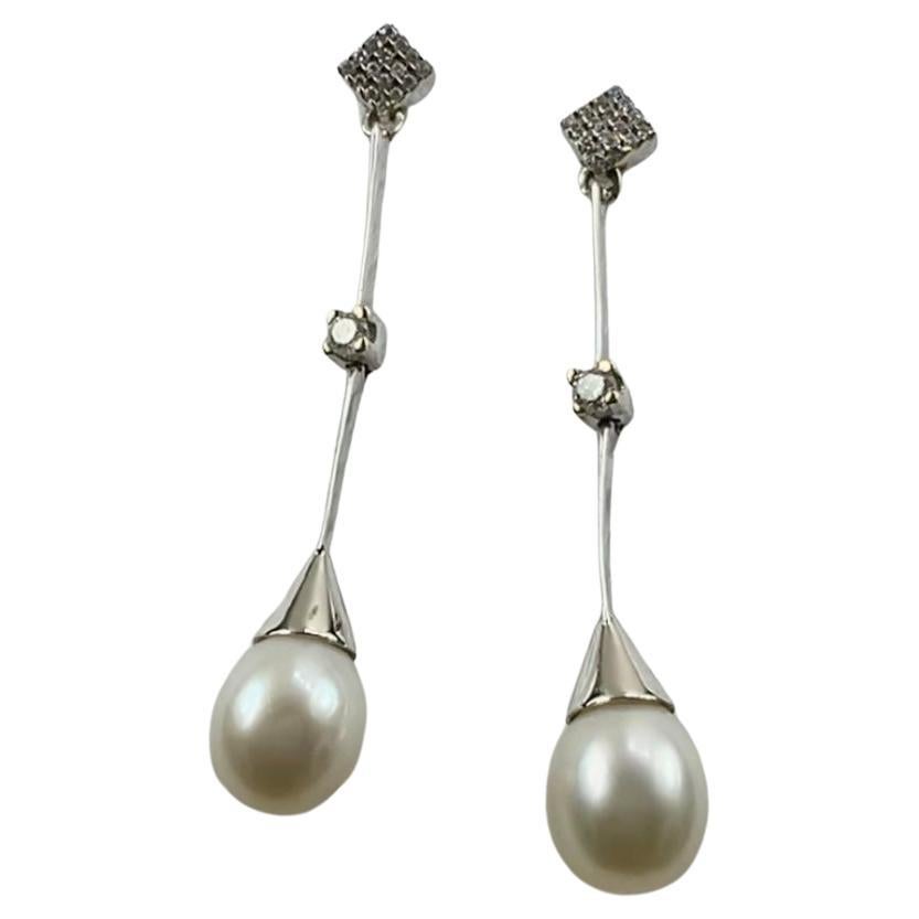 Orecchini a goccia con perla bianca coltivata in oro bianco 18 carati e Diamanti Pavé