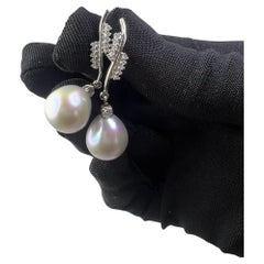 Orecchini pendenti con perla bianca coltivata in oro bianco 18 carati e pavé di diamanti