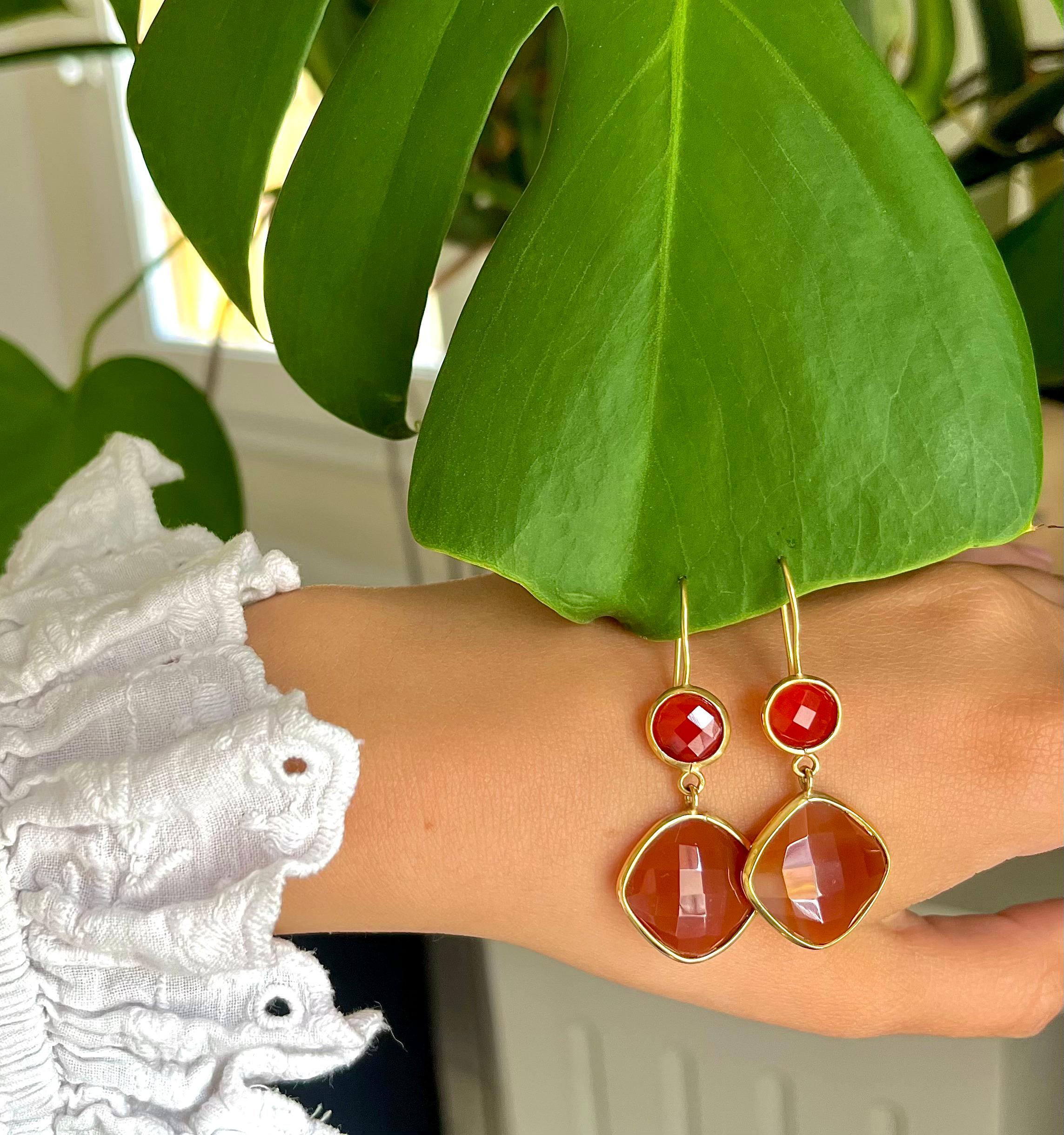 Modern Drop earrings in 18-carat yellow gold and red agate