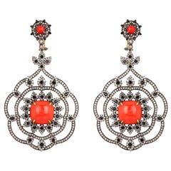 Boucles d'oreilles pendantes en or 18 carats et argent corail rouge, saphirs et diamants