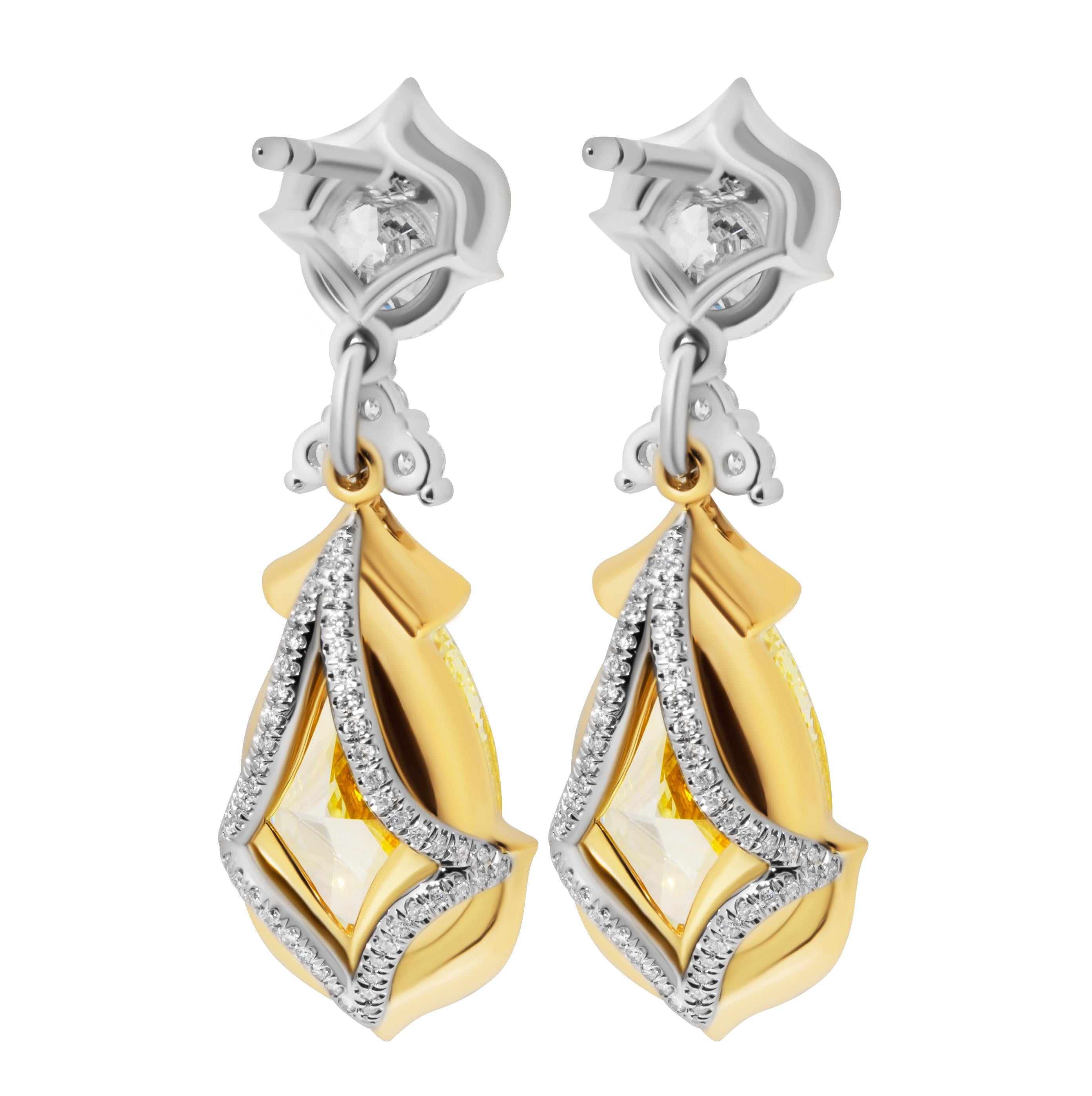 Moderno Orecchini pendenti in platino e oro 18 carati con diamanti giallo chiaro a forma di pera in vendita