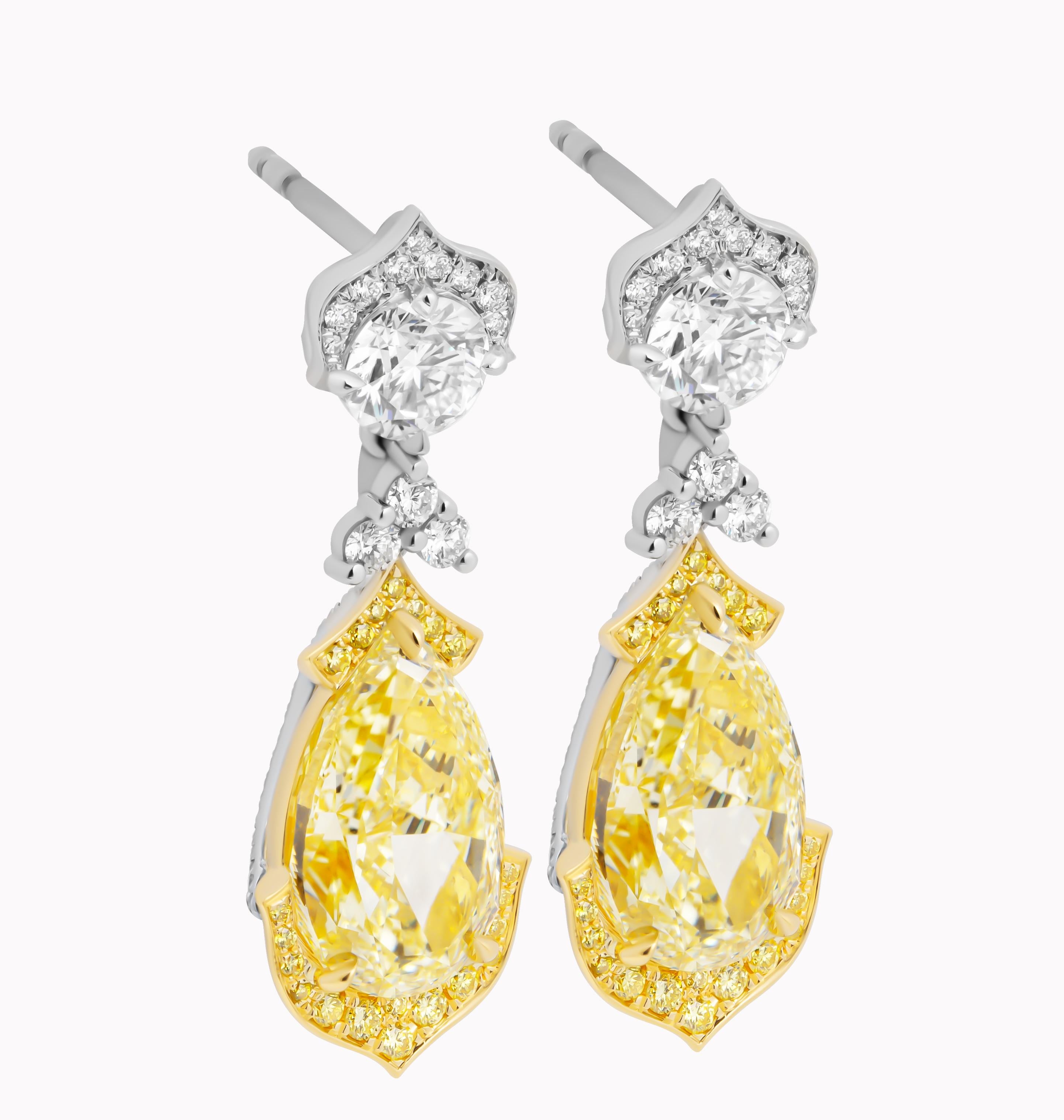 Taglio a goccia Orecchini pendenti in platino e oro 18 carati con diamanti giallo chiaro a forma di pera in vendita