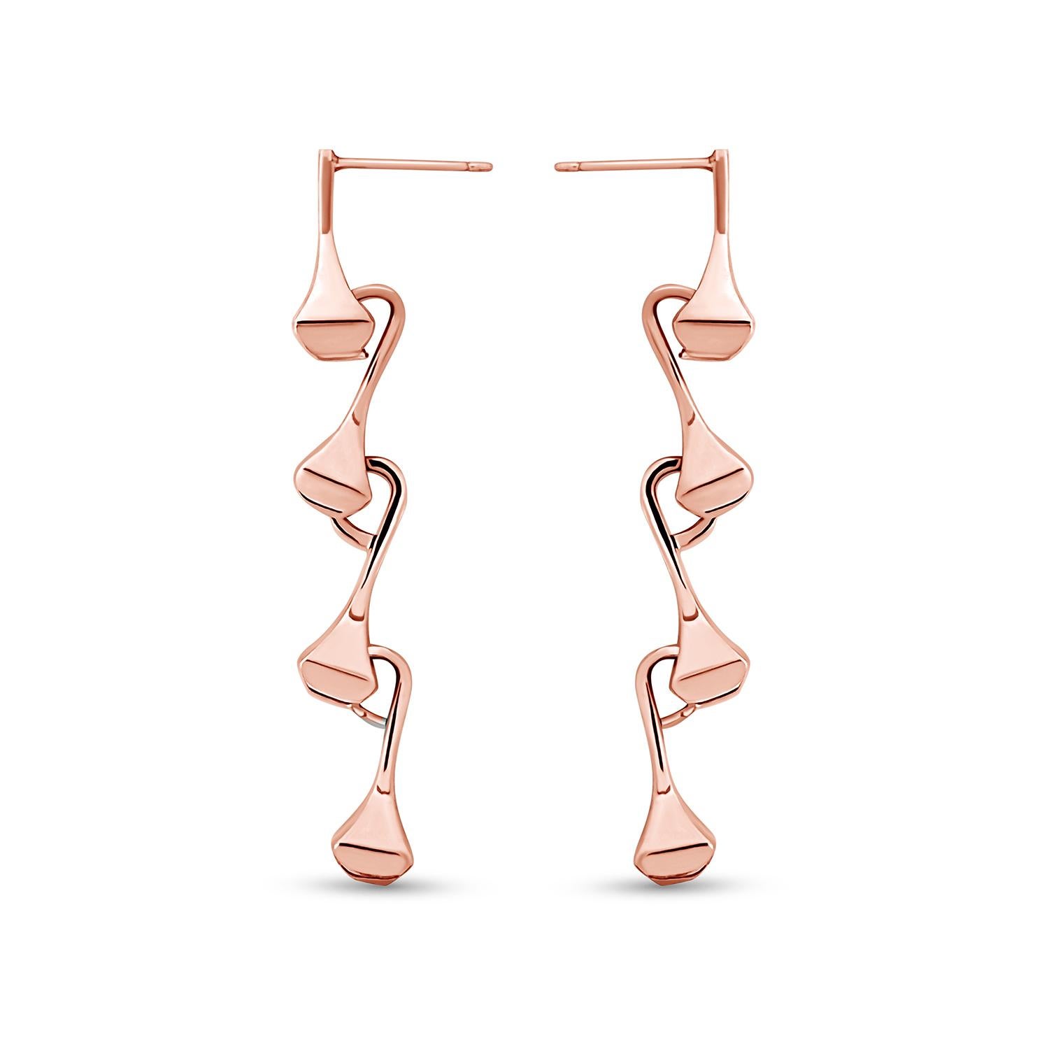 The bold design is inspired by the equestrian world. These genderless drop link earrings exude effortless style. Sold as a pair.  
Metal: 9k rose gold 
Finish: polished
Length: 5.5 cm
Sold out at the moment. Available upon order. Lead time up to 5