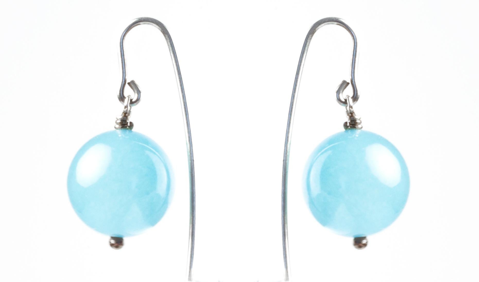 Elegant, modern and minimalist pair of silver earrings with a light blue agate pearl. Designed and hand made in Norway by silversmith Anne Leger. Both earrings are in excellent condition.
