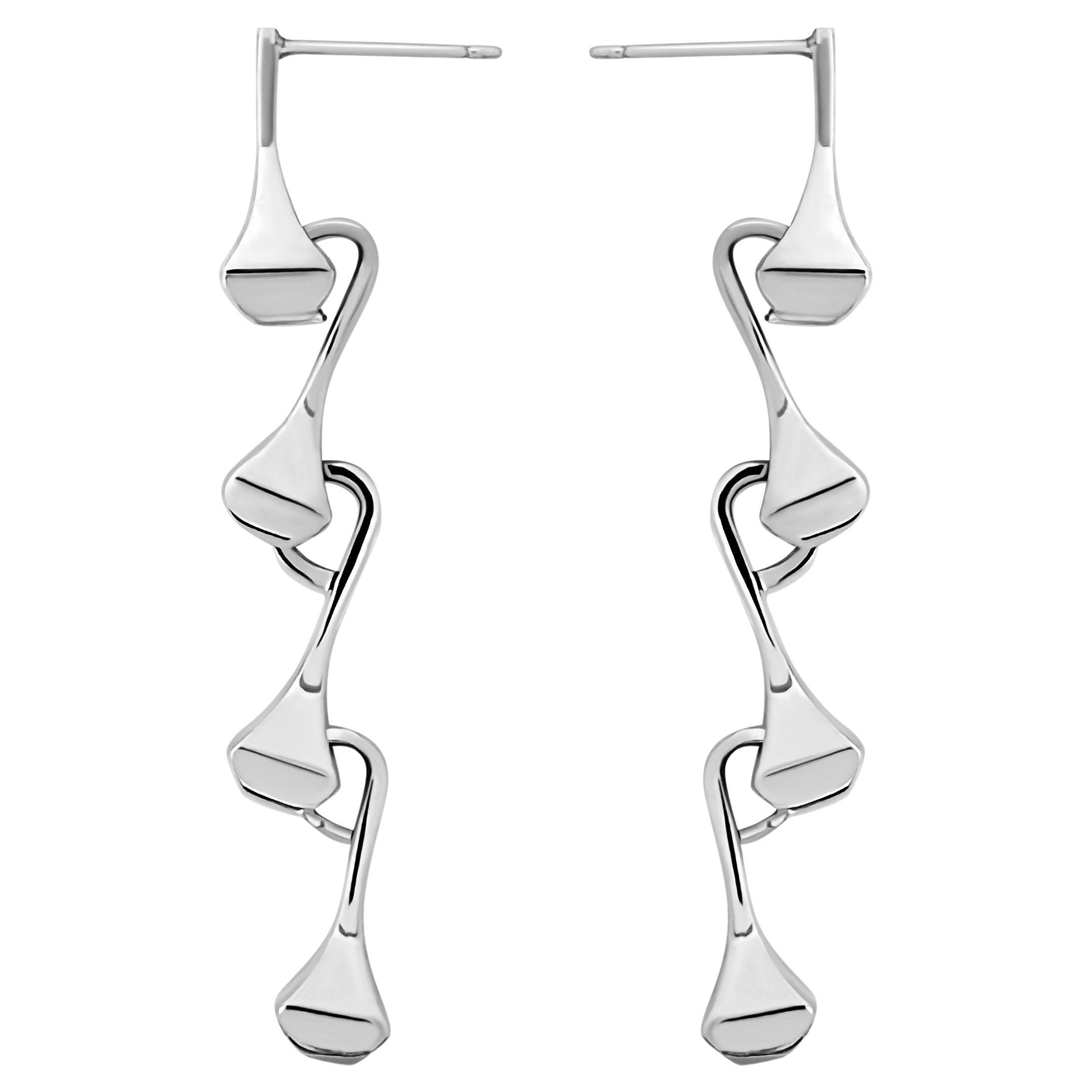 Das kühne Design ist von der Welt des Pferdesports inspiriert. Diese geschlechtsneutralen Gliederohrringe strahlen mühelosen Stil aus. Wird als Paar verkauft. Auf Lager. 
Metall: 925 Sterling Silber, Oberfläche: poliert, Länge: 5,5 cm, Gewicht: 6 g
