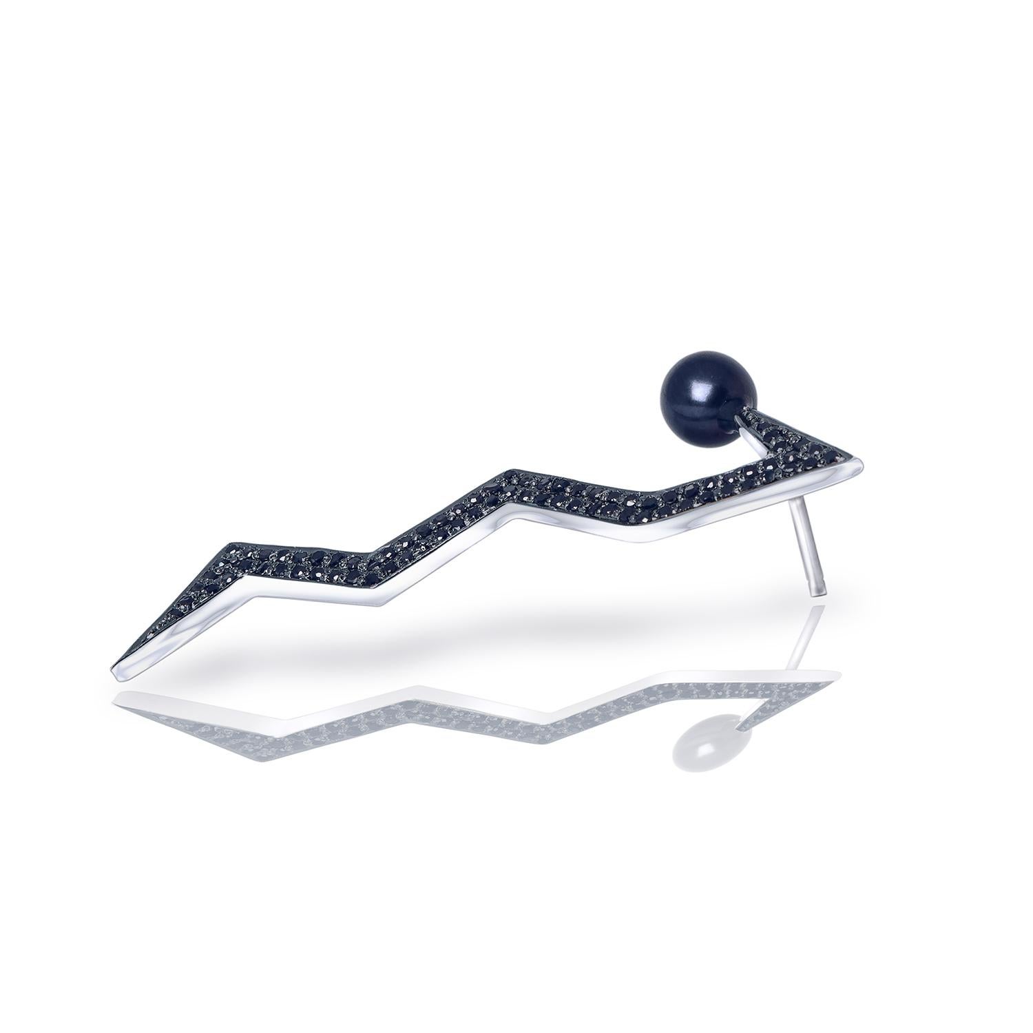 Tropfenförmige Ohrringe aus poliertem Sterlingsilber, besetzt mit schwarzen Diamanten und bläulicher Pfauenperle. Elegantes und modernes Design, inspiriert durch den Space-Age-Chic der 60er Jahre. Das Produkt wurde in L'Officiel Latvia
