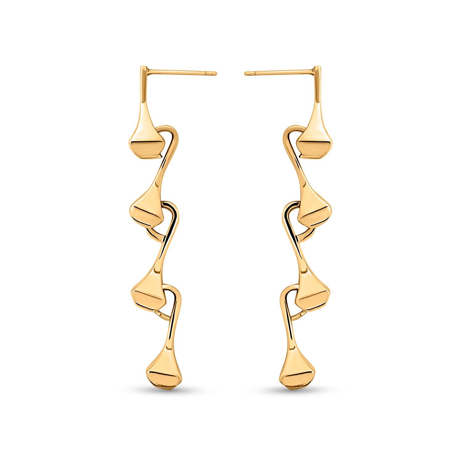 The bold design is inspired by the equestrian world. These genderless drop link earrings exude effortless style. Sold as a pair.  
Metal: 9k yellow gold 
Finish: polished
Length: 5.5 cm
Sold out at the moment. Available upon order. Lead time up to 5