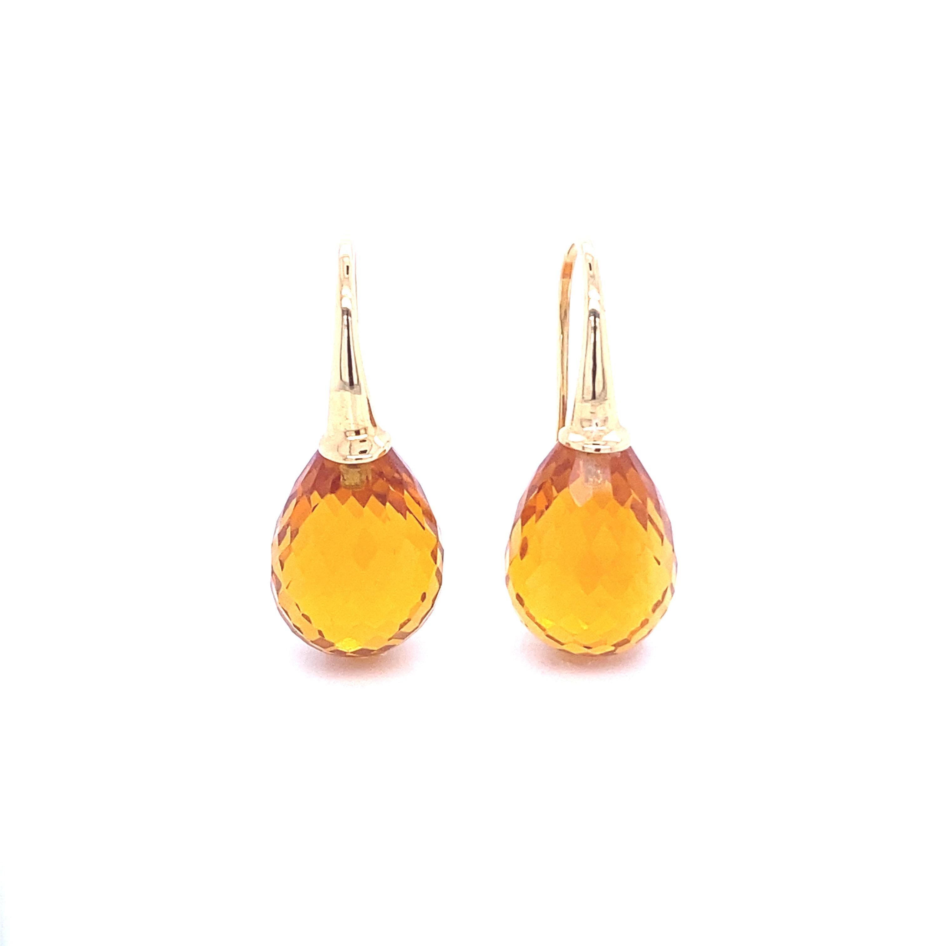 Discover these magnificent 18-carat yellow gold dangling earrings, accompanied by a hydro citrine, from the French collection of Mesure et Art du Temps. These earrings are a true jewel of style and elegance, bringing a touch of luminosity and