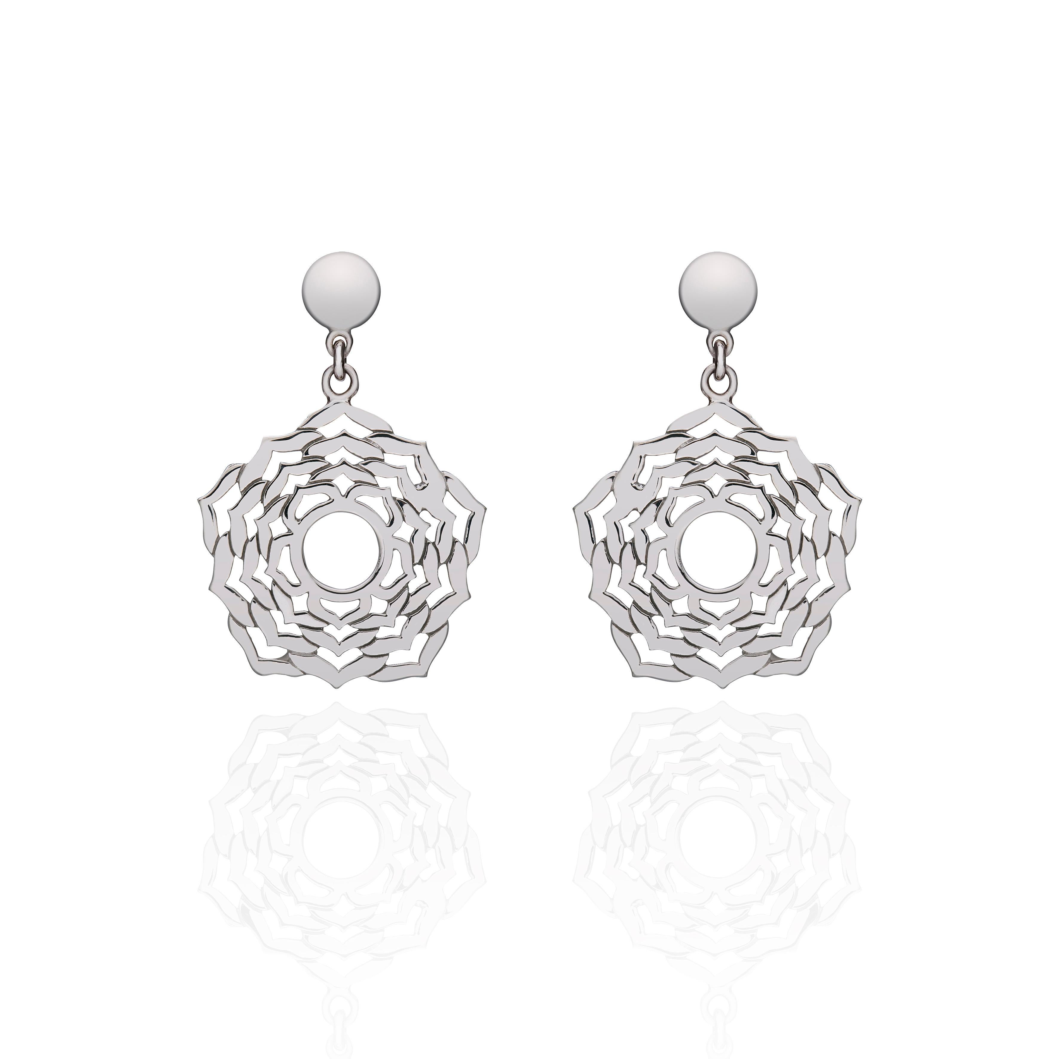 Paire unique de boucles d'oreilles inspirée par le Sahasrara du Yoga - Chakra de la Couronne - réalisée à la main en or 14Kt.
Le Sahasrara Chakra est le centre mental de notre corps, situé au sommet de la tête. Il est fortement lié à la sagesse,