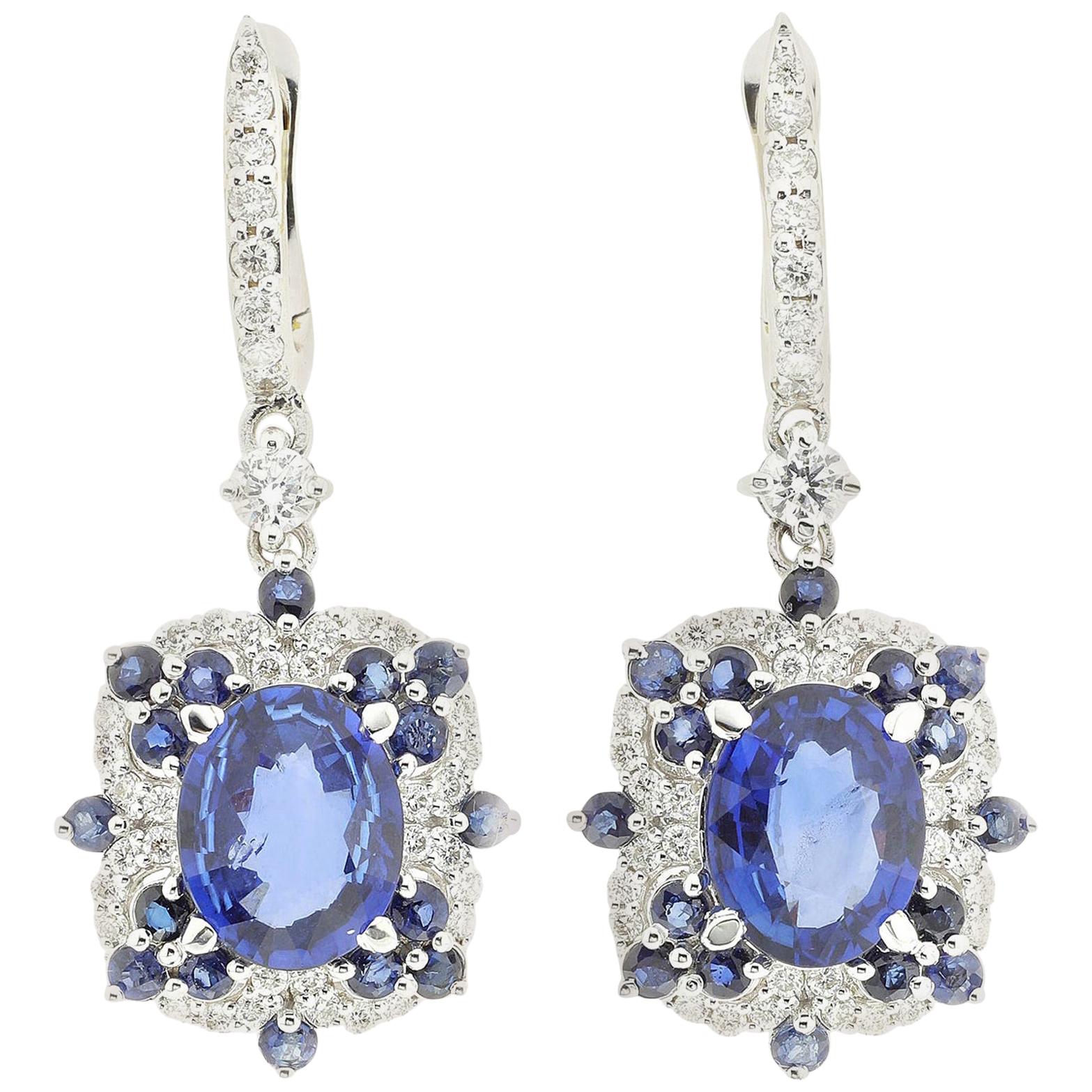 Contemporary 18 Karat White Gold Diamond (G VS) and Blue Sapphire Drop Earrings For Sale