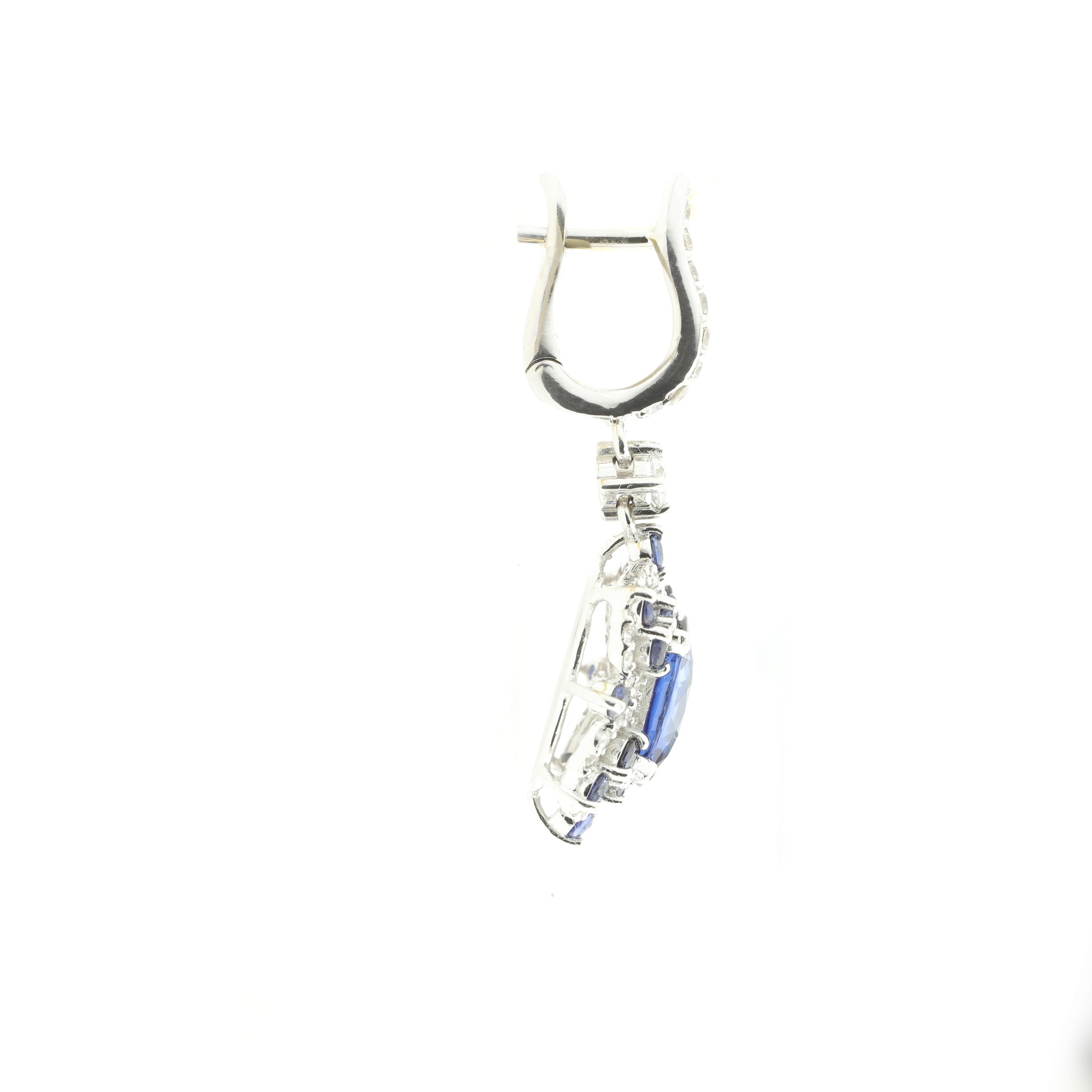 Modern Contemporary 18 Karat White Gold Diamond (G VS) and Blue Sapphire Drop Earrings For Sale