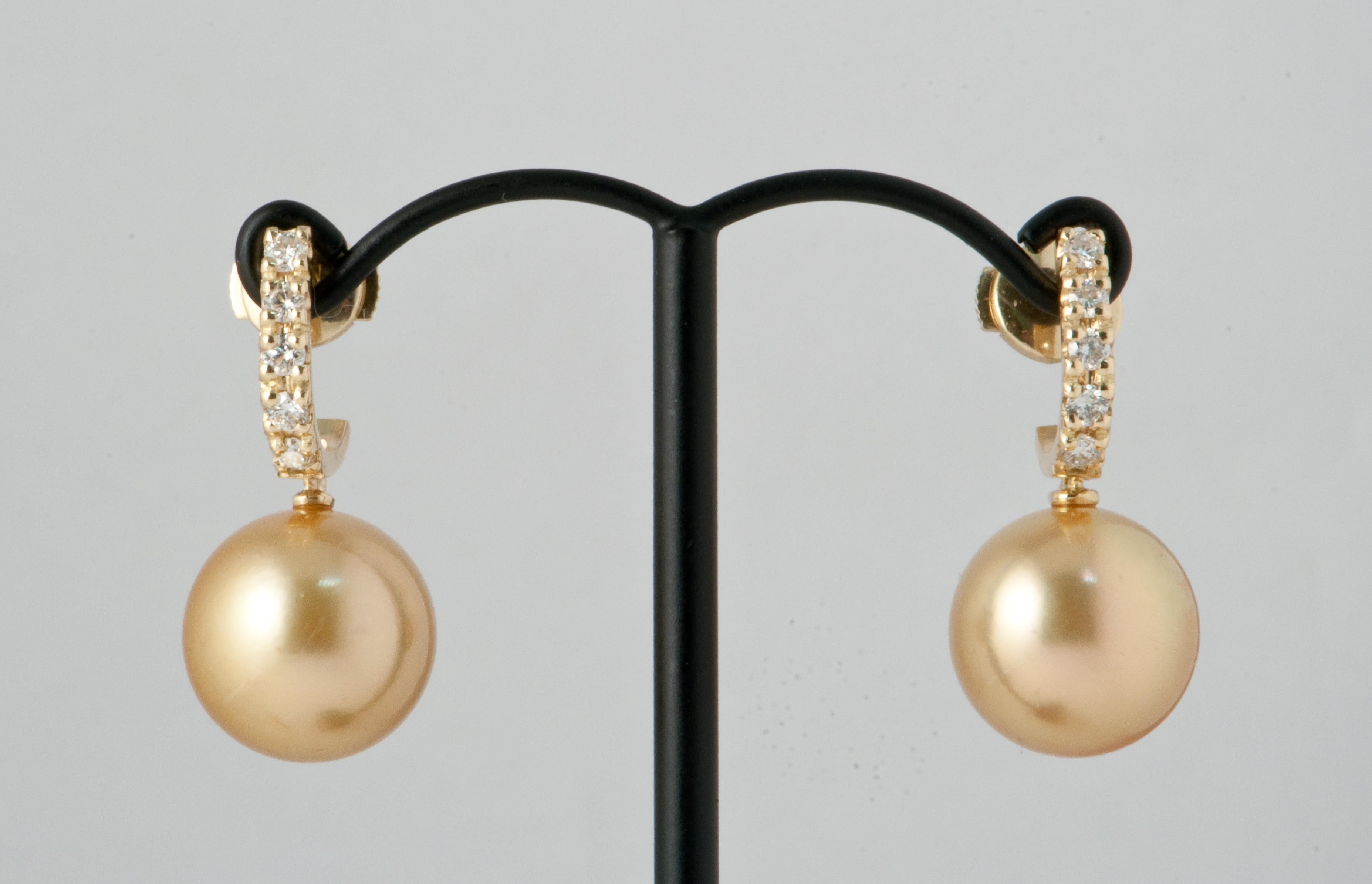 Contemporary Drop Earrings South Sea Pearl White Diamonds Yellow Gold 18 Karat  For Sale