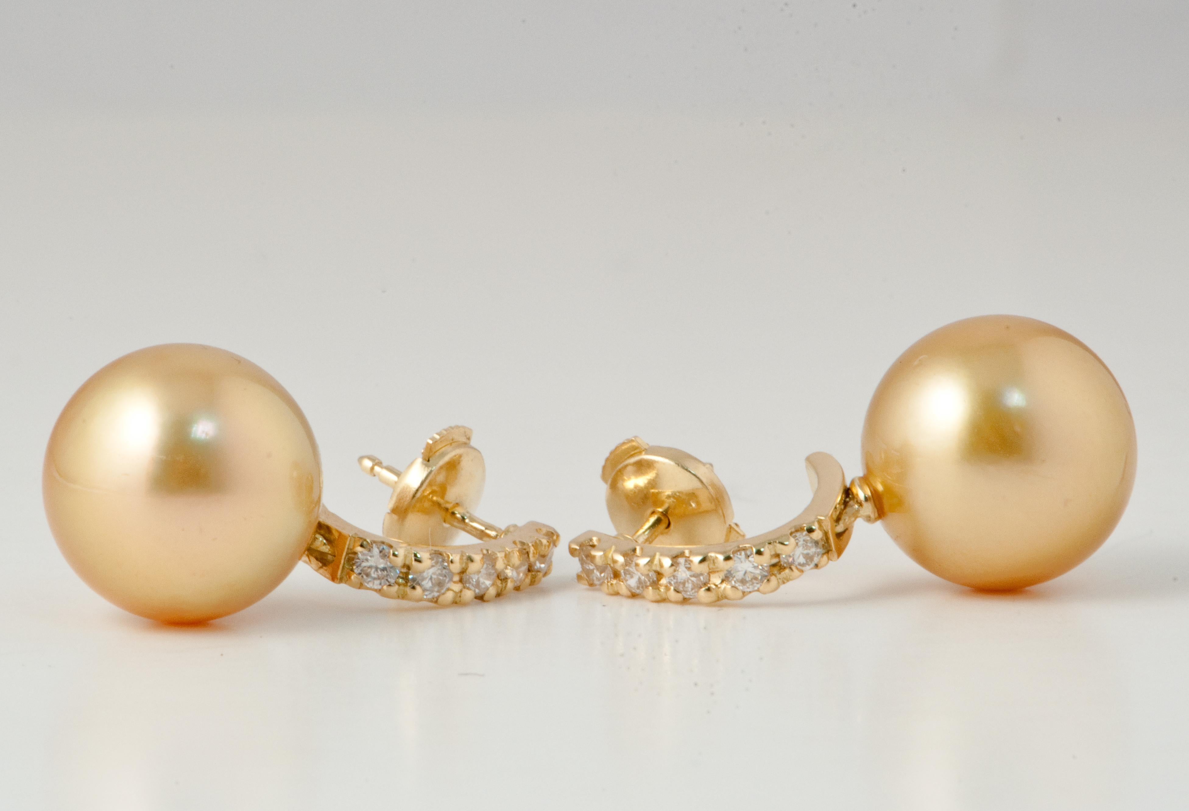 Drop Earrings South Sea Pearl White Diamonds Yellow Gold 18 Karat  For Sale 3
