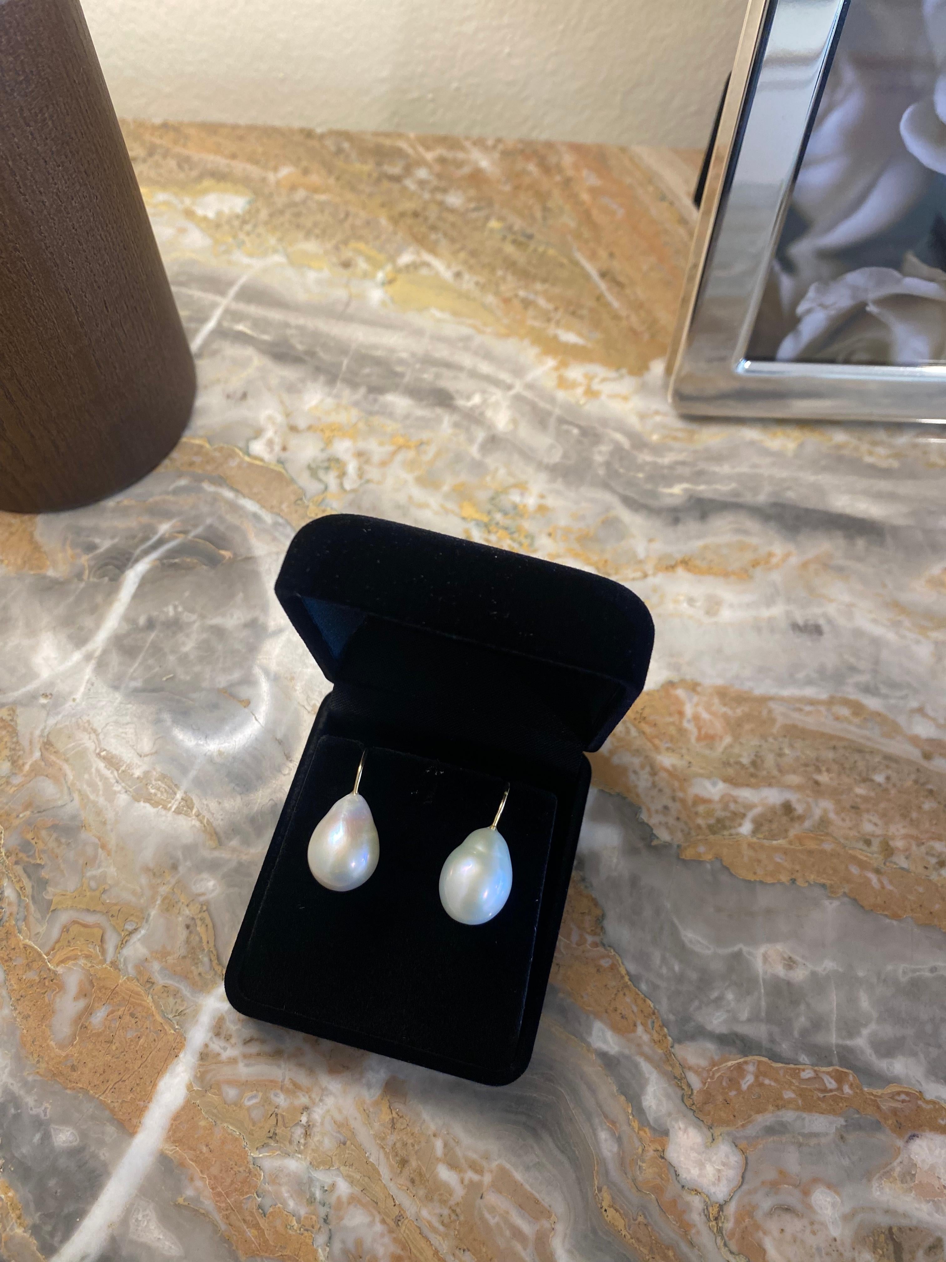 Nos boucles d'oreilles baroques en perles sont un best-seller de notre collection. Cette paire de boucles d'oreilles se compose de perles baroques en forme de goutte et d'un fin crochet en or jaune 18 carats qui se glisse sur l'oreille. Ils sont