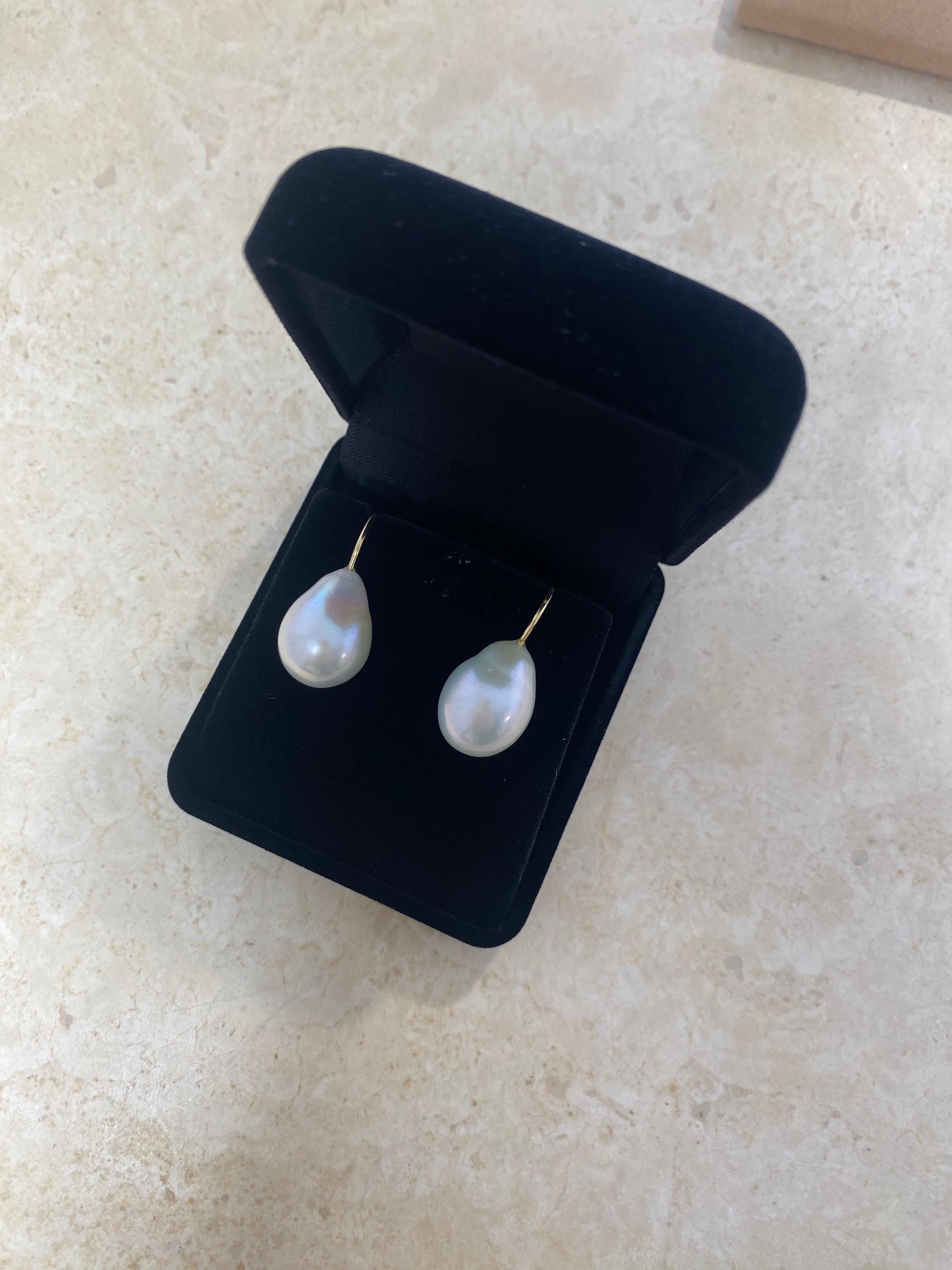 Contemporain Boucles d'oreilles en or 18 carats avec perles baroques en vente