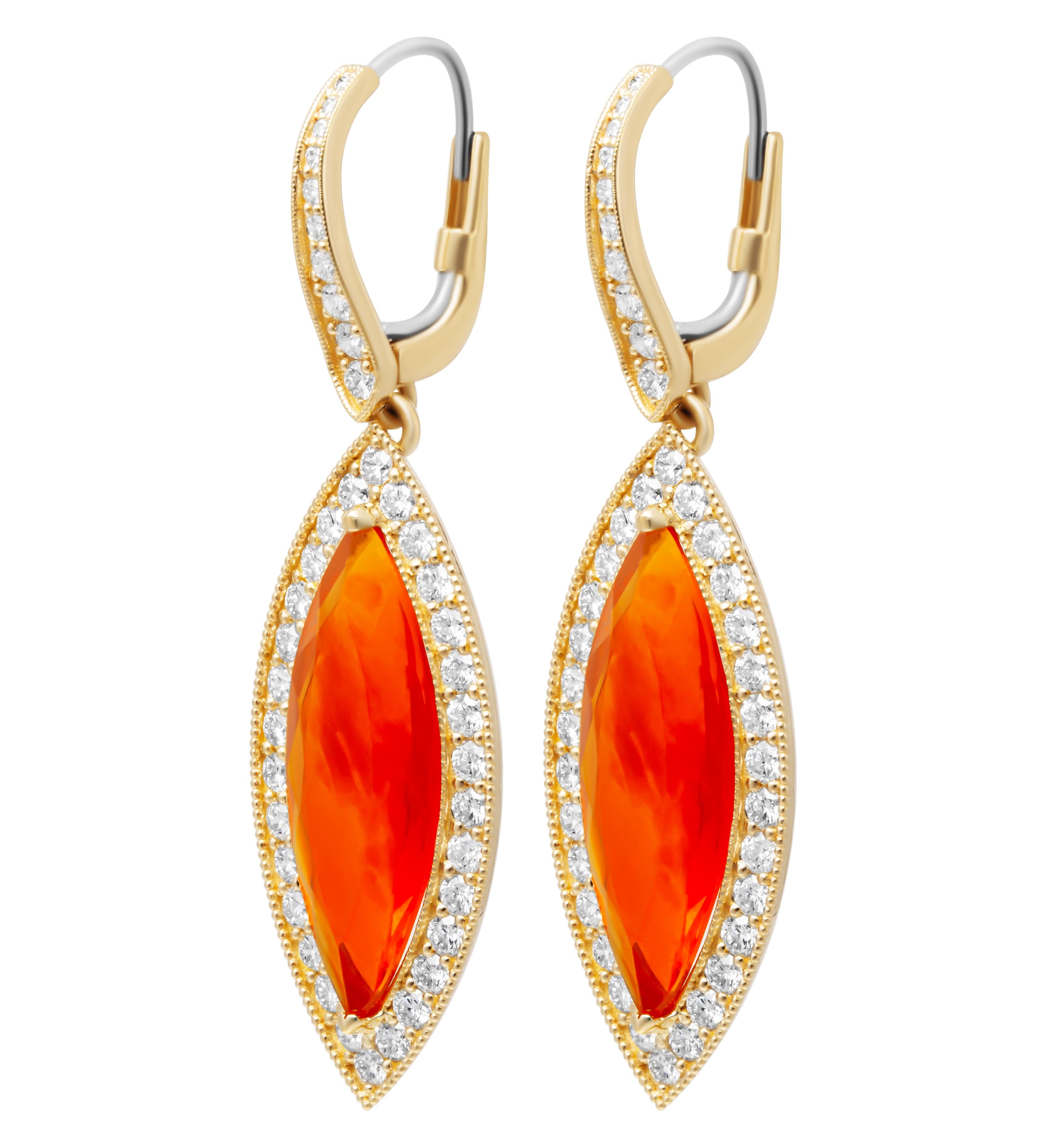 Orecchini pendenti con opali di fuoco in oro giallo 14k
Diamanti naturali per un totale di 2,16 carati
Opale di fuoco messicano Marquee a forma di pera per un totale di 9,24ct 

