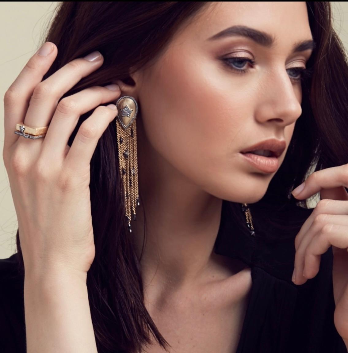 Tropfenohrringe mit Mond- und Sternenquasten aus Vermeil-Gold im Zustand „Neu“ im Angebot in Beverly Hills, CA