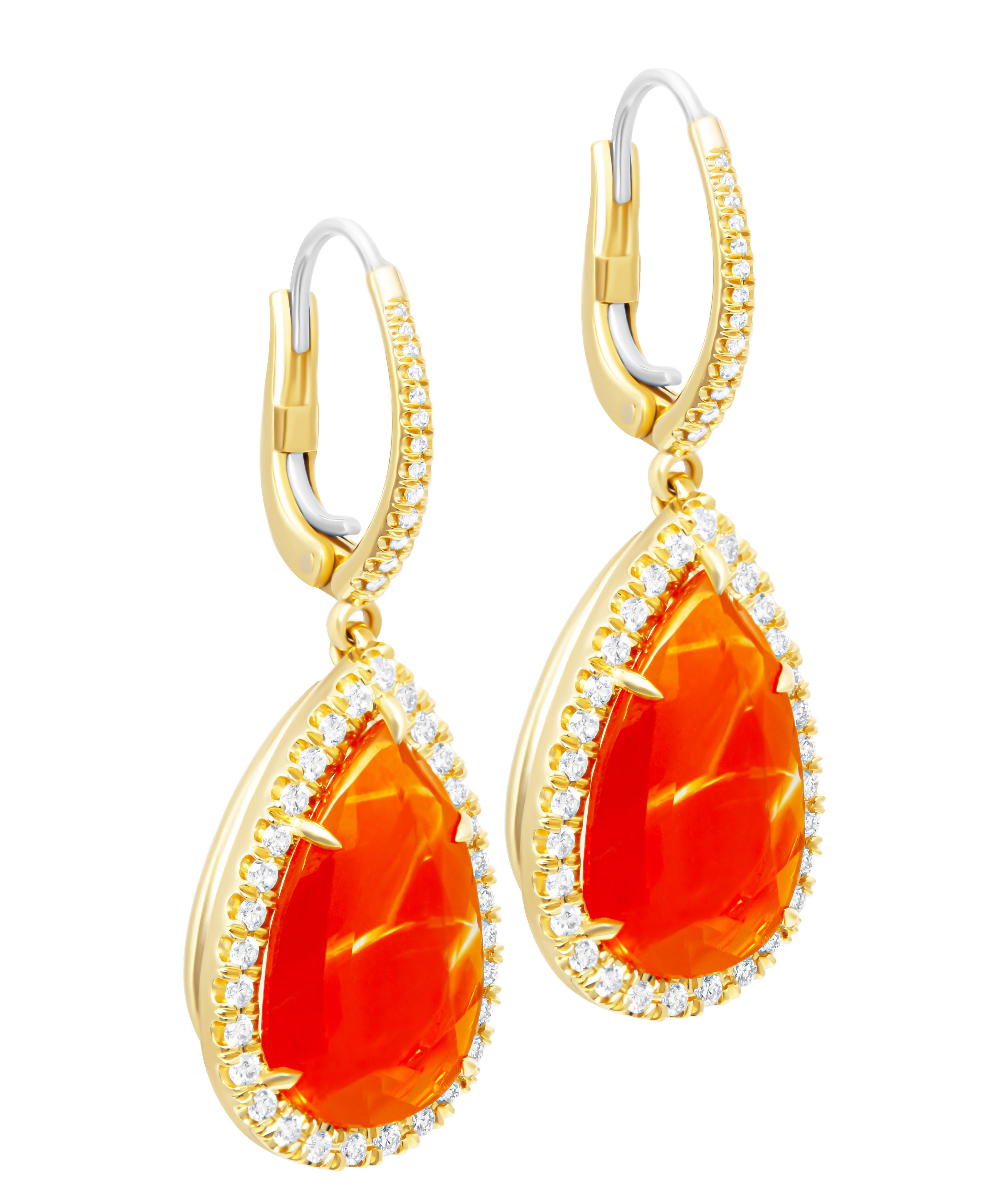 Tropfenohrringe mit birnenförmigem mexikanischem Opal 
Aus 14K Gelbgold

Gesamtgewicht der Opale: 8.08ct
Weiße Diamanten insgesamt: 0.64ct 